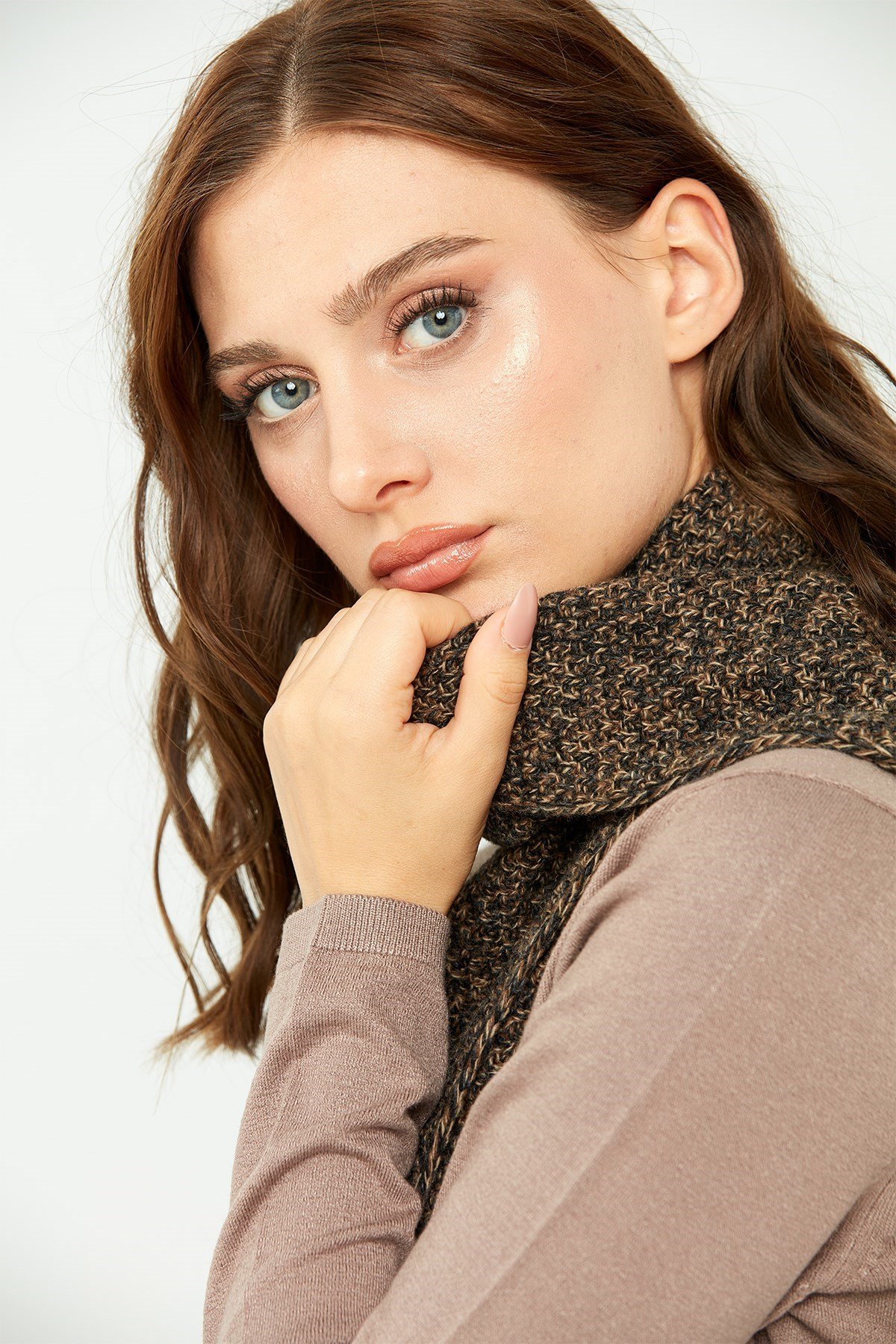 22033Kadın Kenarı Tığlamalı Püsküllü Yün Kaşkol M.Kahve