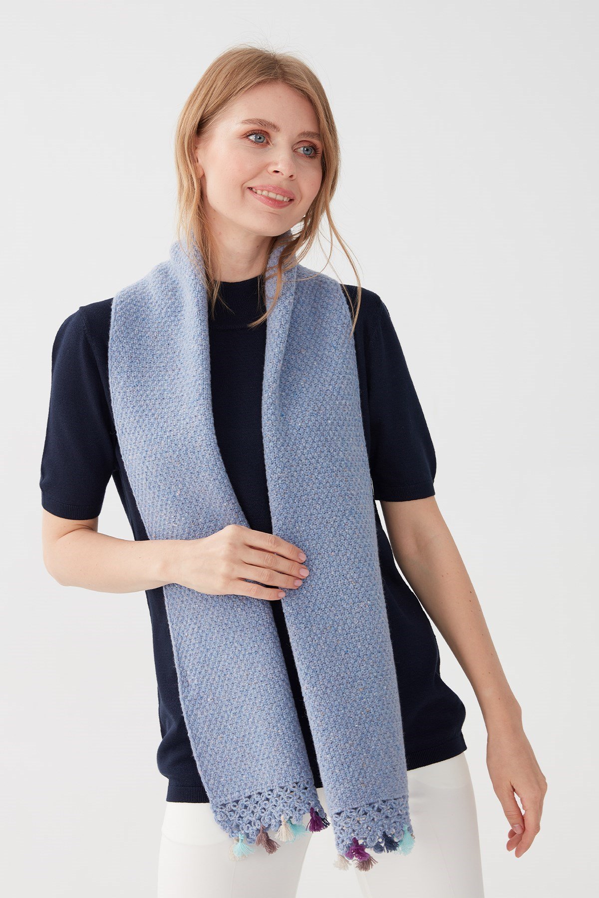 22033Kadın Kenarı Tığlamalı Püsküllü Yün Kaşkol M.G.Mavi