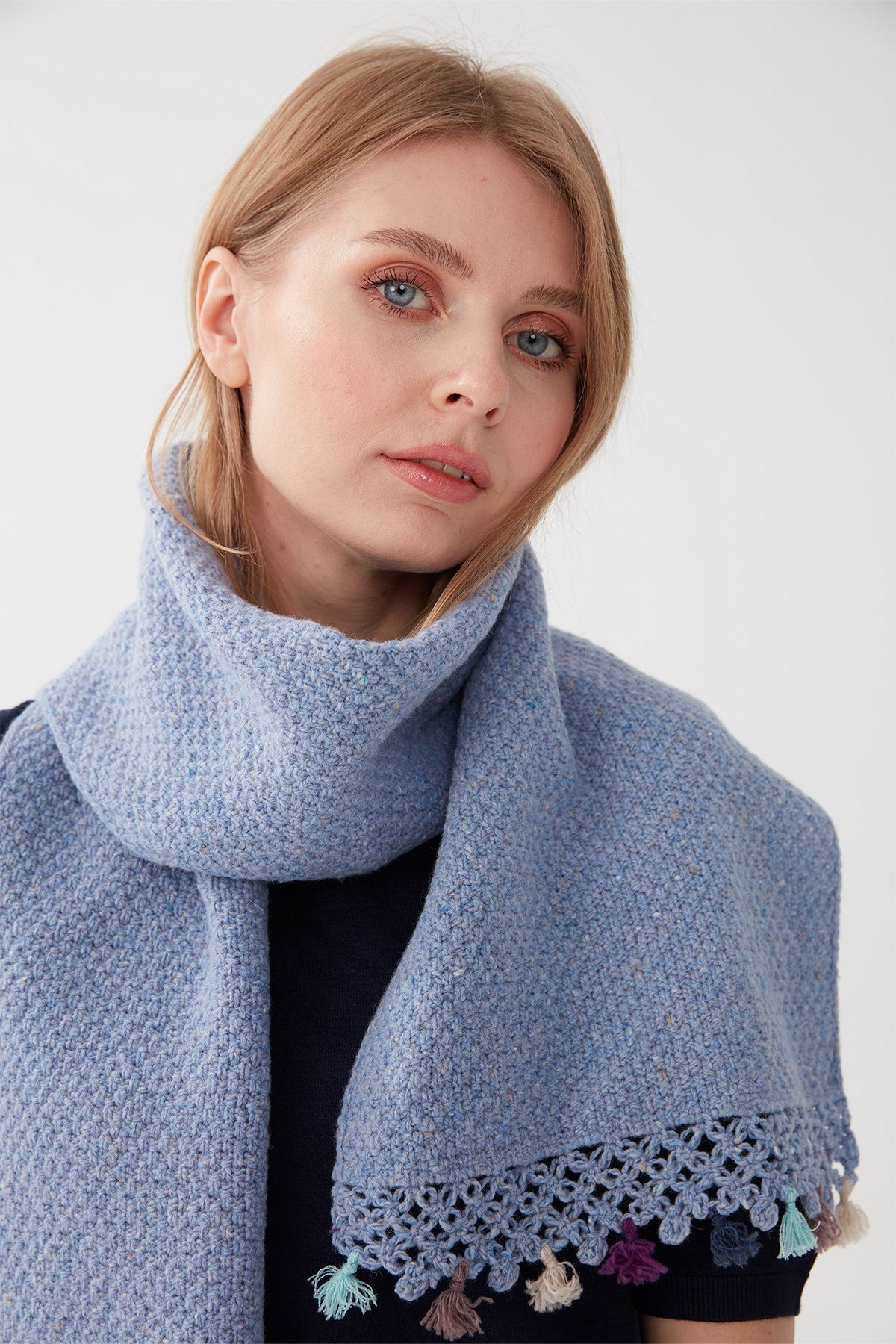 22033Kadın Kenarı Tığlamalı Püsküllü Yün Kaşkol M.G.Mavi