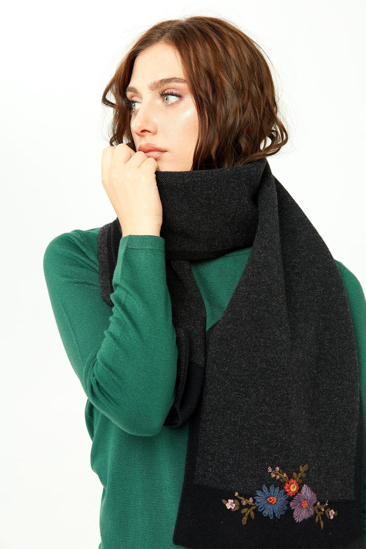 22155Kadın Kenarları Bordürlü Nakış İşlemeli Kaşkol Siyah