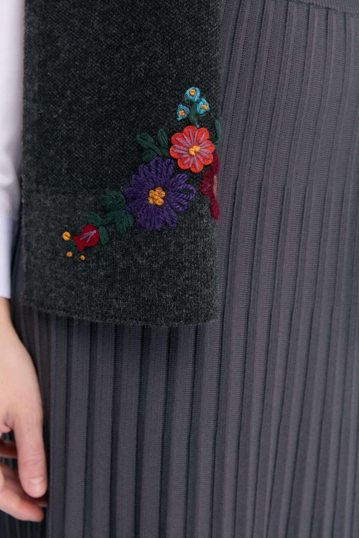 22155Kadın Kenarları Bordürlü Nakış İşlemeli Kaşkol K.Füme