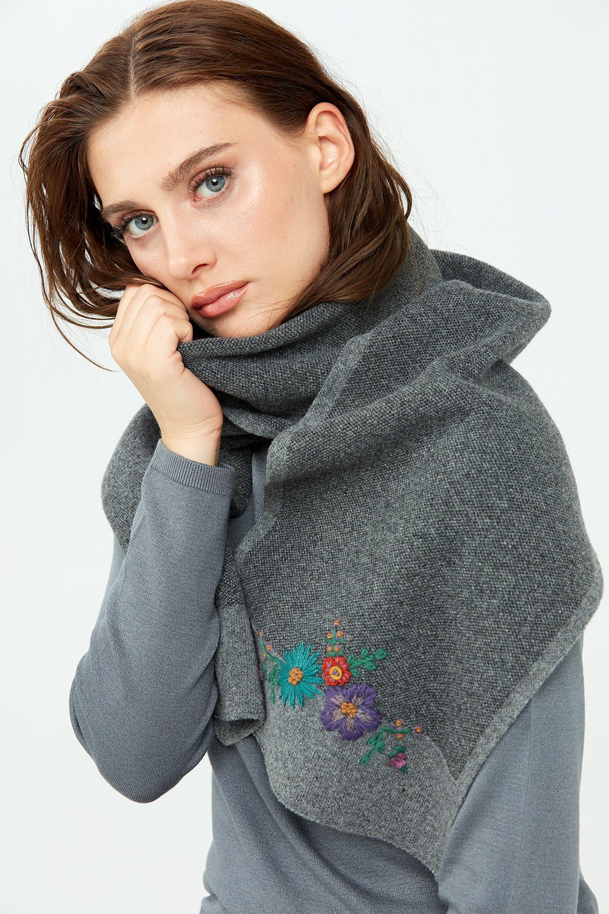 22155Kadın Kenarları Bordürlü Nakış İşlemeli Kaşkol Füme