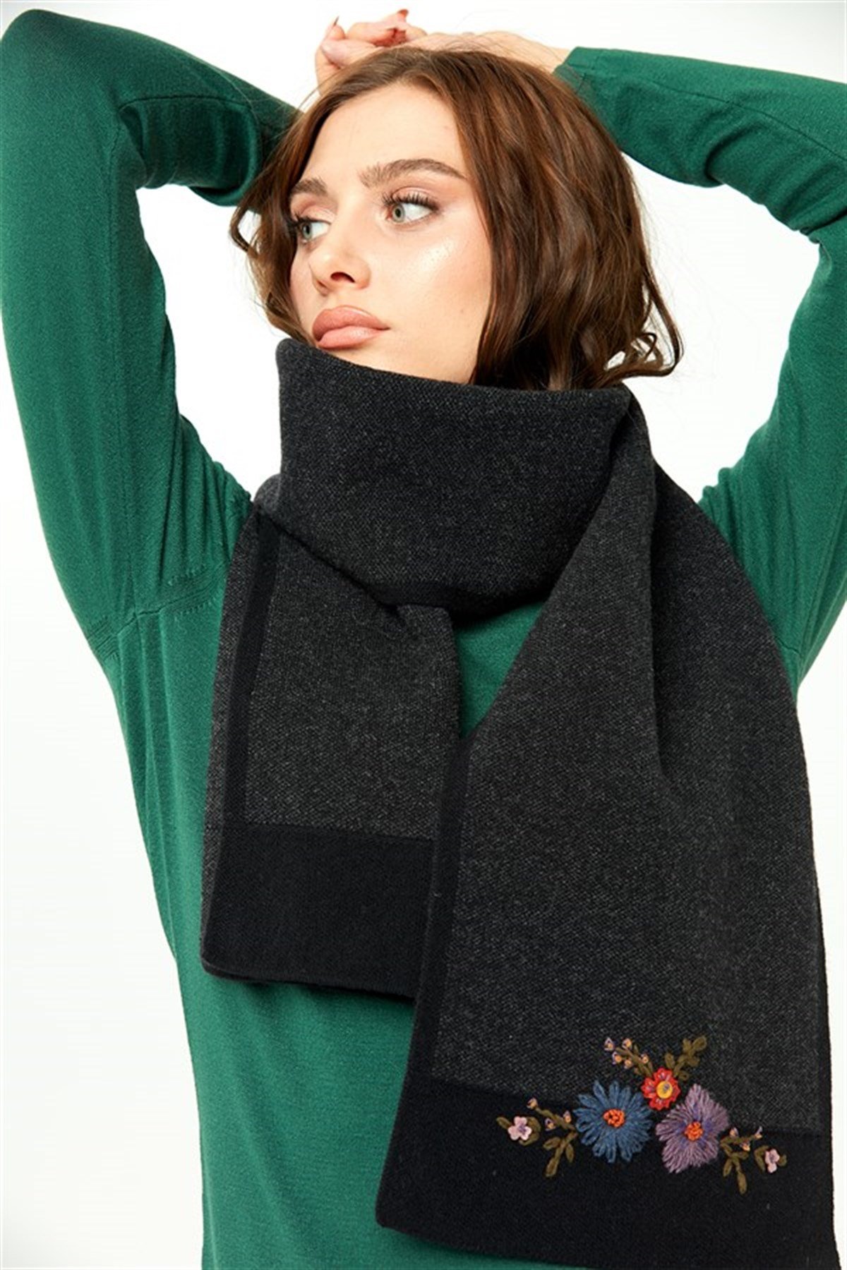 22155Kadın Kenarları Bordürlü Nakış İşlemeli Kaşkol Siyah