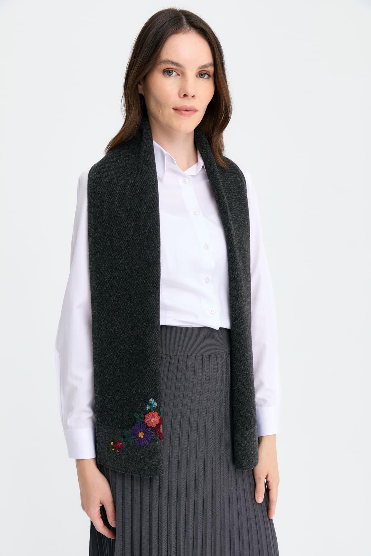 22155Kadın Kenarları Bordürlü Nakış İşlemeli Kaşkol K.Füme