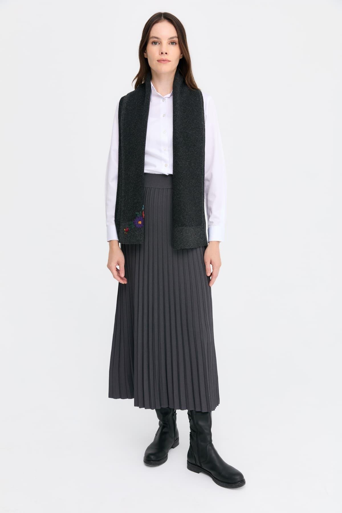 22155Kadın Kenarları Bordürlü Nakış İşlemeli Kaşkol K.Füme