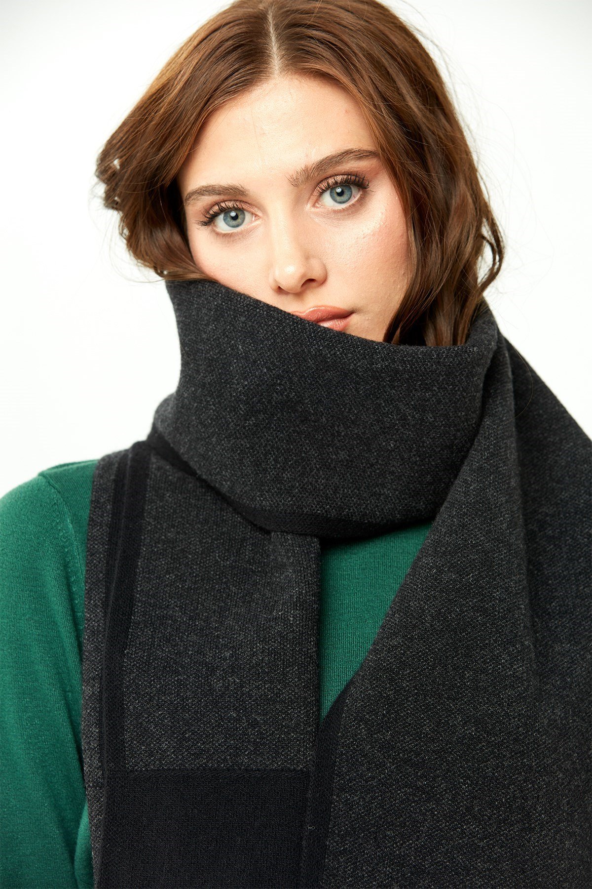 22155Kadın Kenarları Bordürlü Nakış İşlemeli Kaşkol Siyah