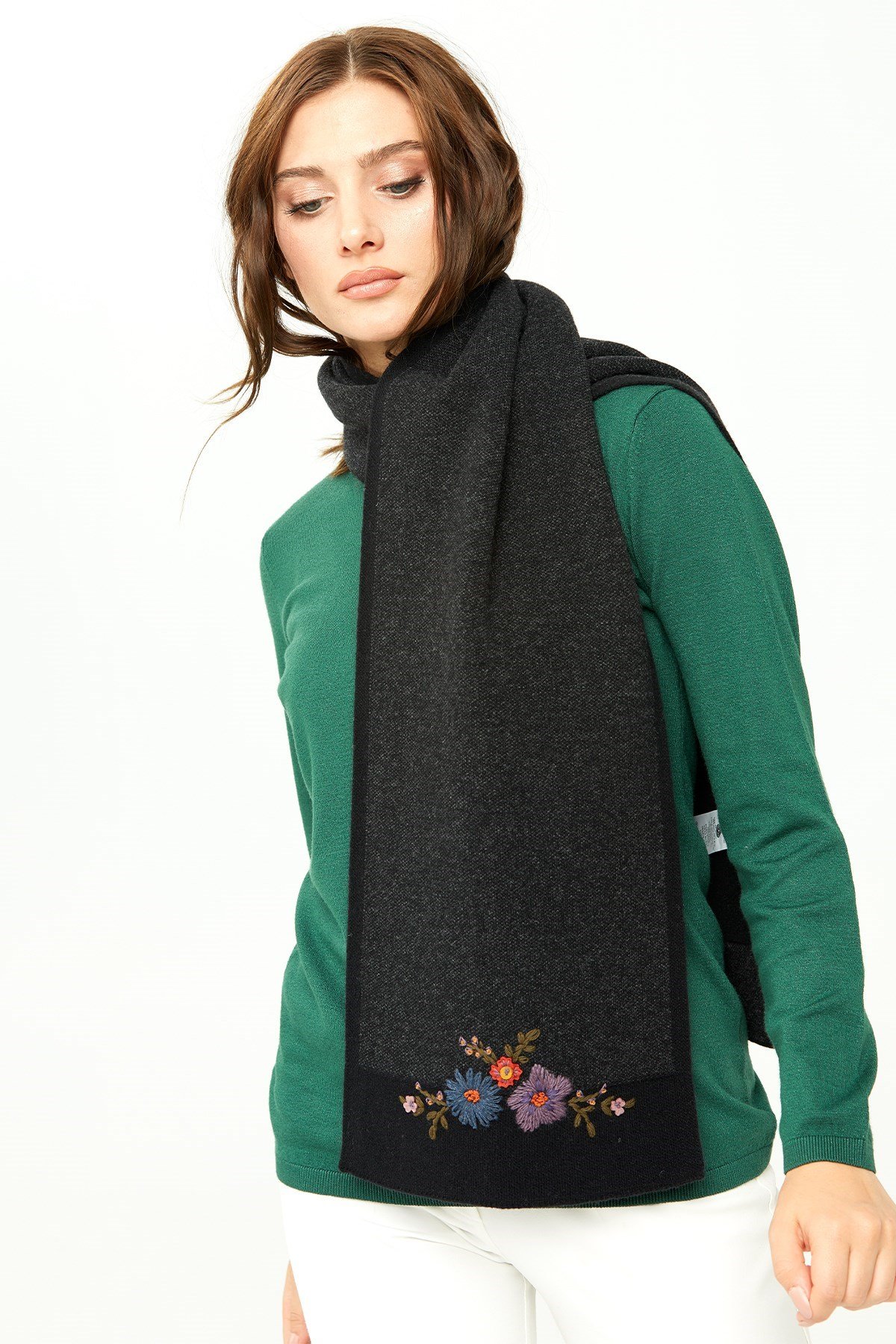 22155Kadın Kenarları Bordürlü Nakış İşlemeli Kaşkol Siyah