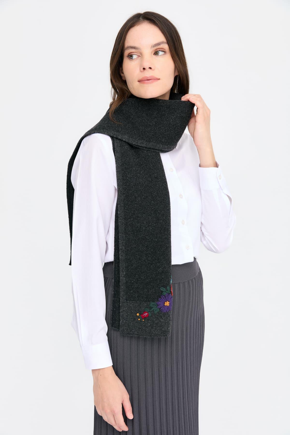 22155Kadın Kenarları Bordürlü Nakış İşlemeli Kaşkol K.Füme