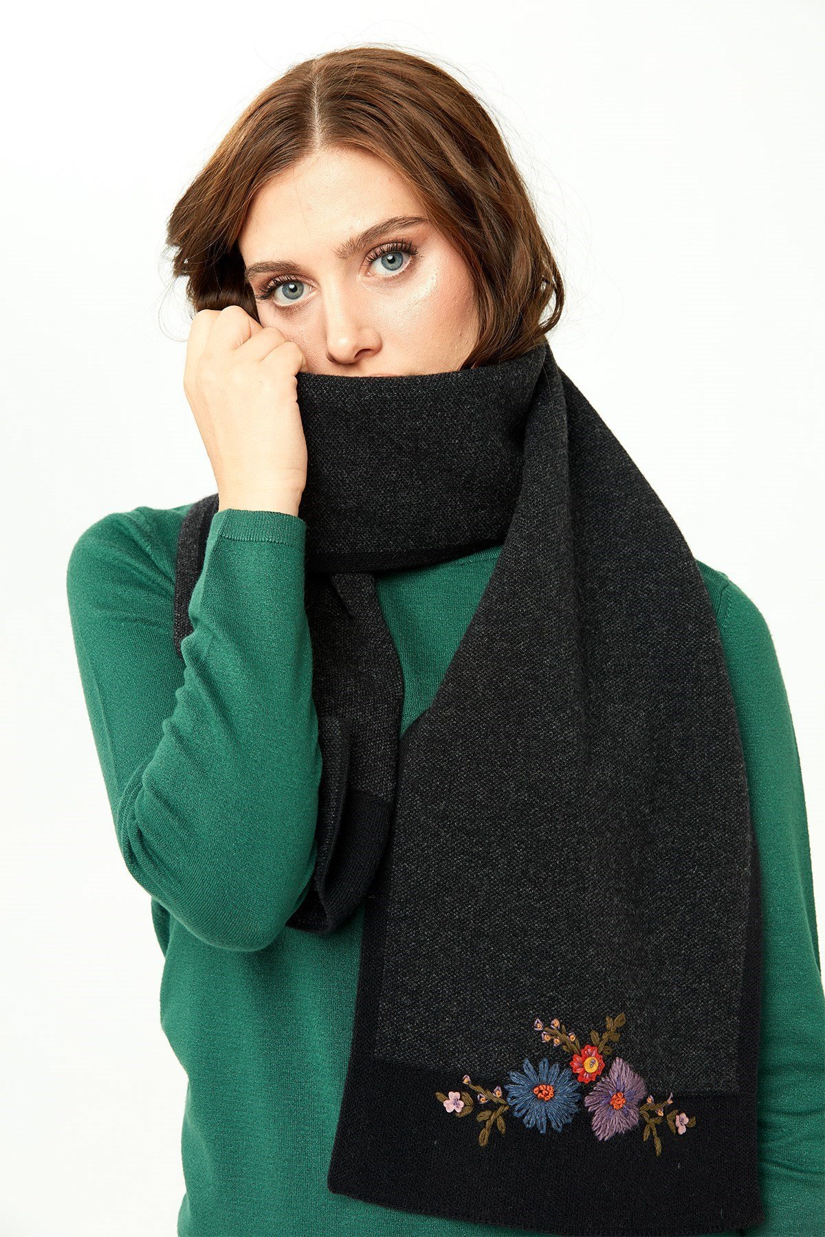 22155Kadın Kenarları Bordürlü Nakış İşlemeli Kaşkol Siyah