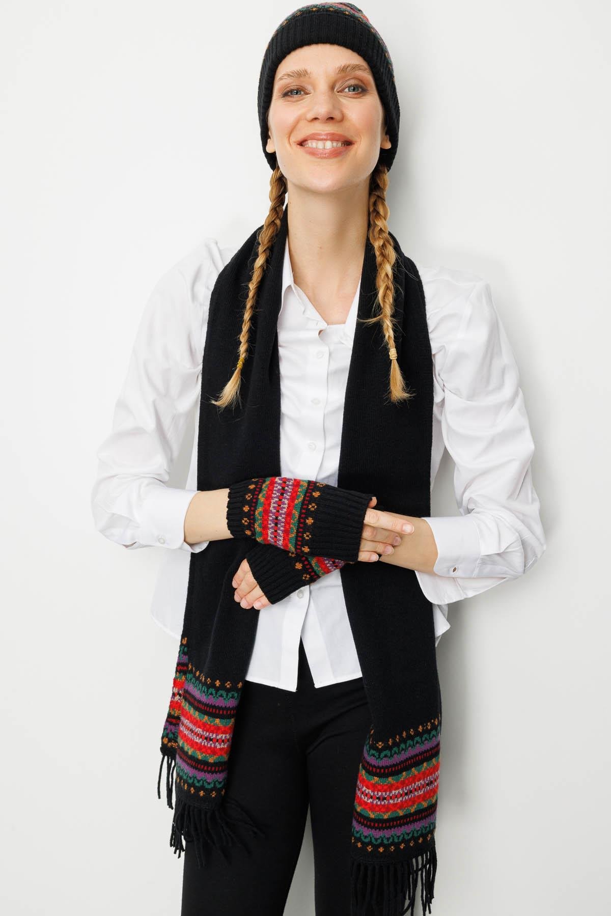 25075Kadın Kenarları Jakarlı Püsküllü Yün Kaşkol Siyah