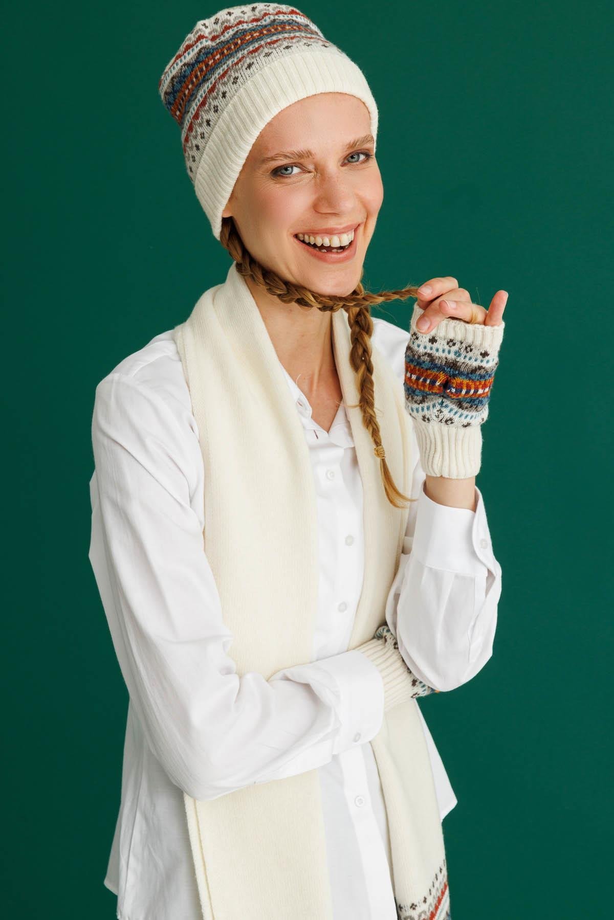 25075Kadın Kenarları Jakarlı Püsküllü Yün Kaşkol Kemik