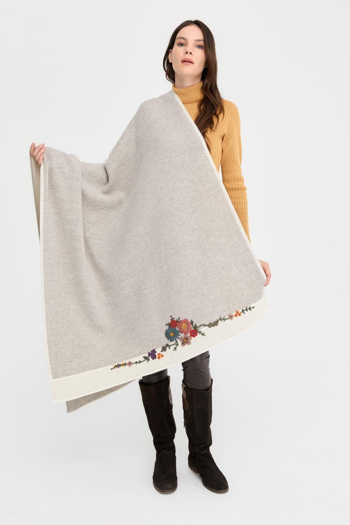 23054Kadın Kenarları Nakış İşlemeli Büyük Yün Şal Kemik