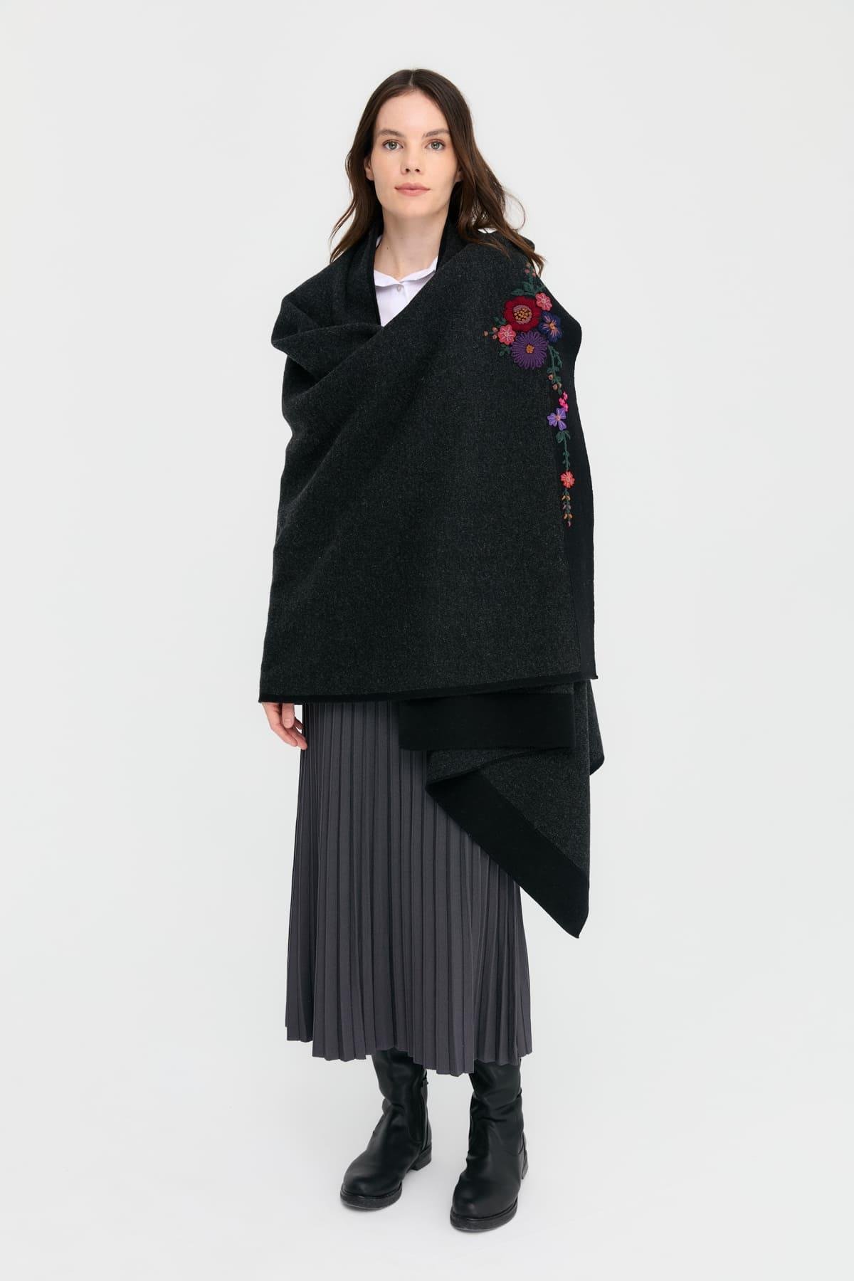 23054Kadın Kenarları Nakış İşlemeli Büyük Yün Şal Siyah