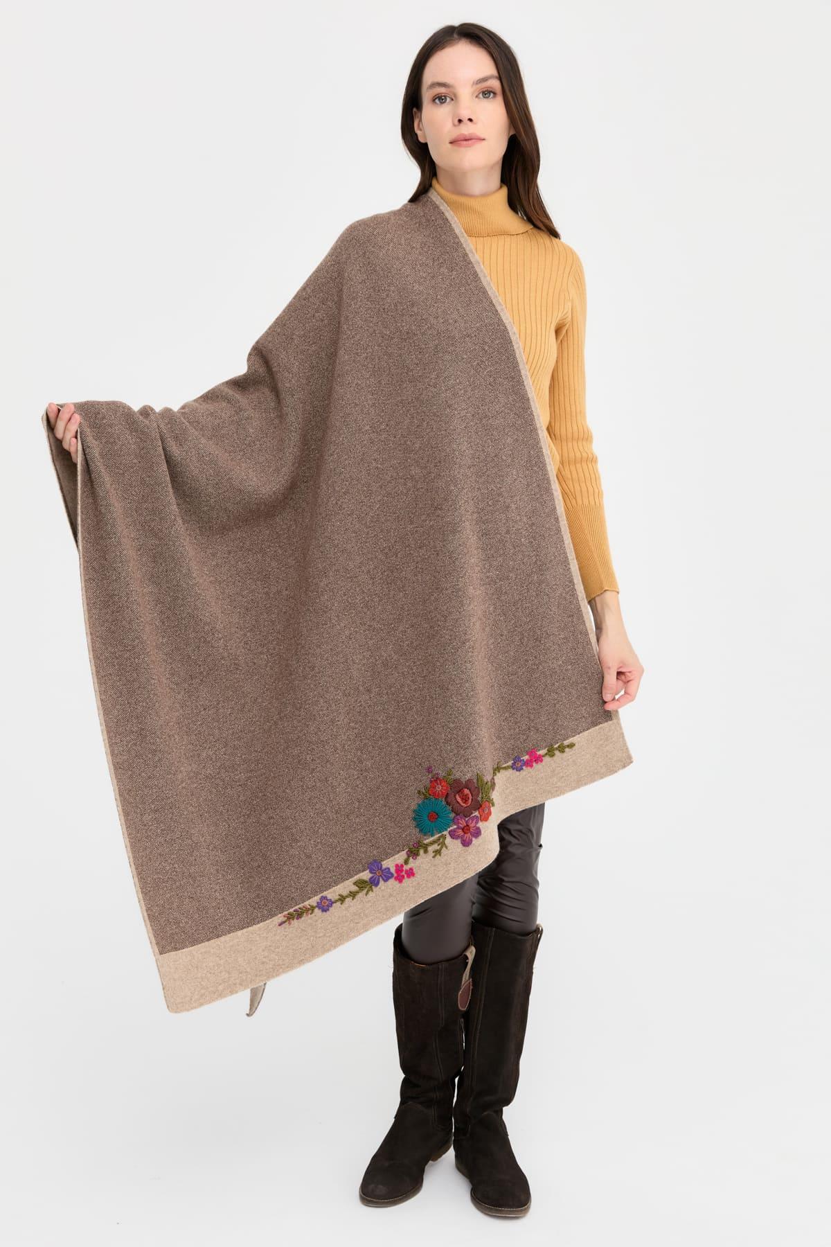 23054Kadın Kenarları Nakış İşlemeli Büyük Yün Şal K.Bej