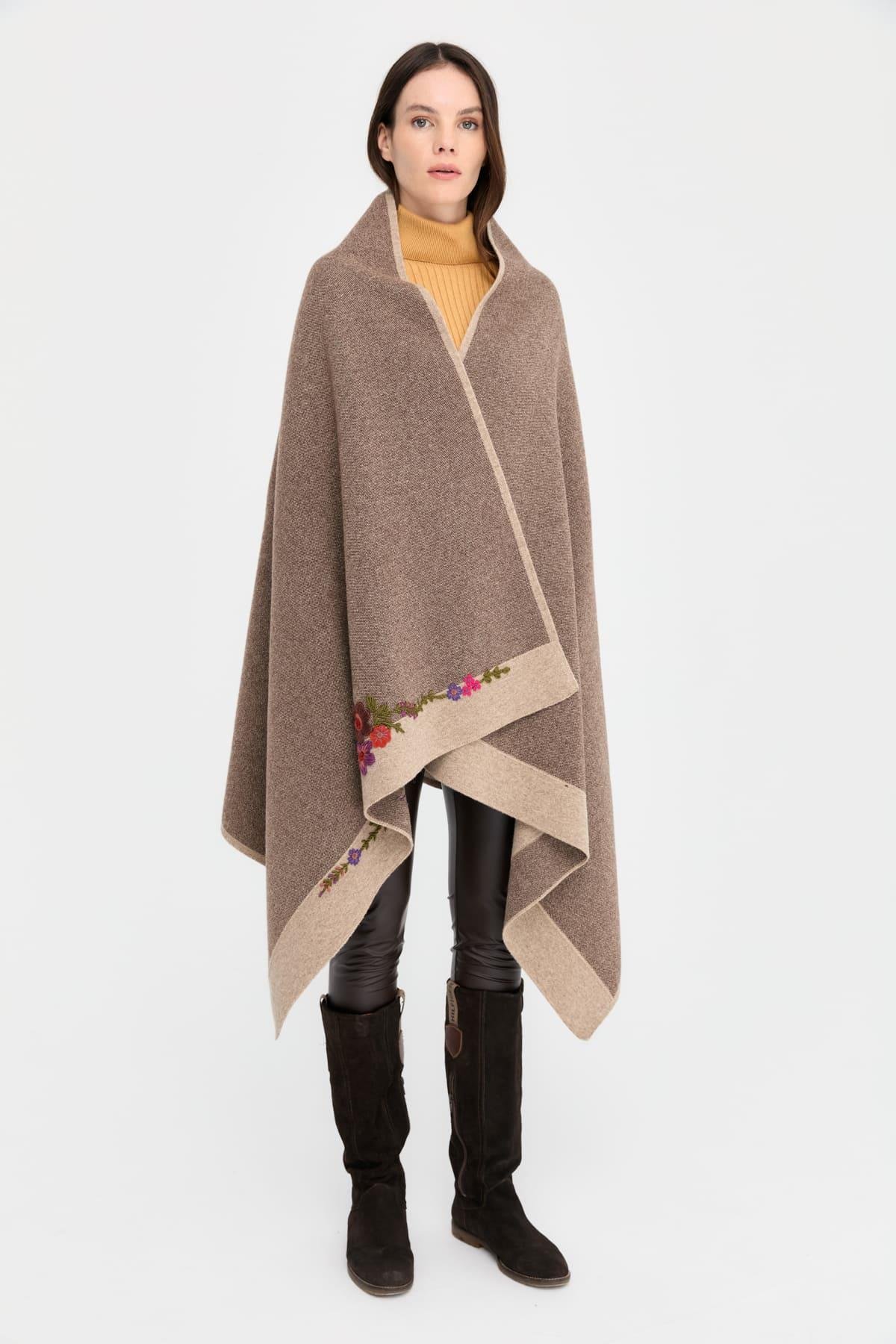 23054Kadın Kenarları Nakış İşlemeli Büyük Yün Şal K.Bej