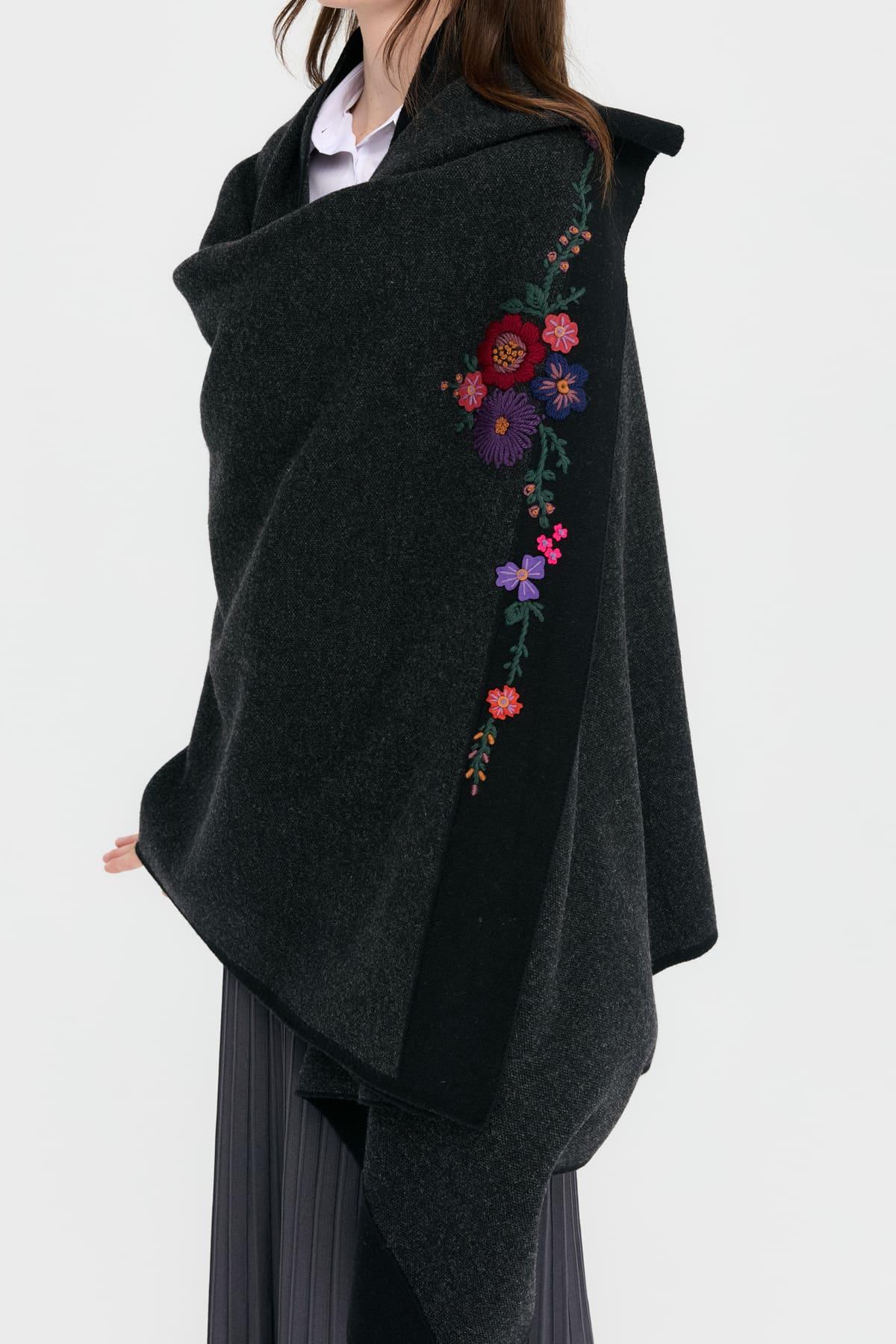 23054Kadın Kenarları Nakış İşlemeli Büyük Yün Şal Siyah