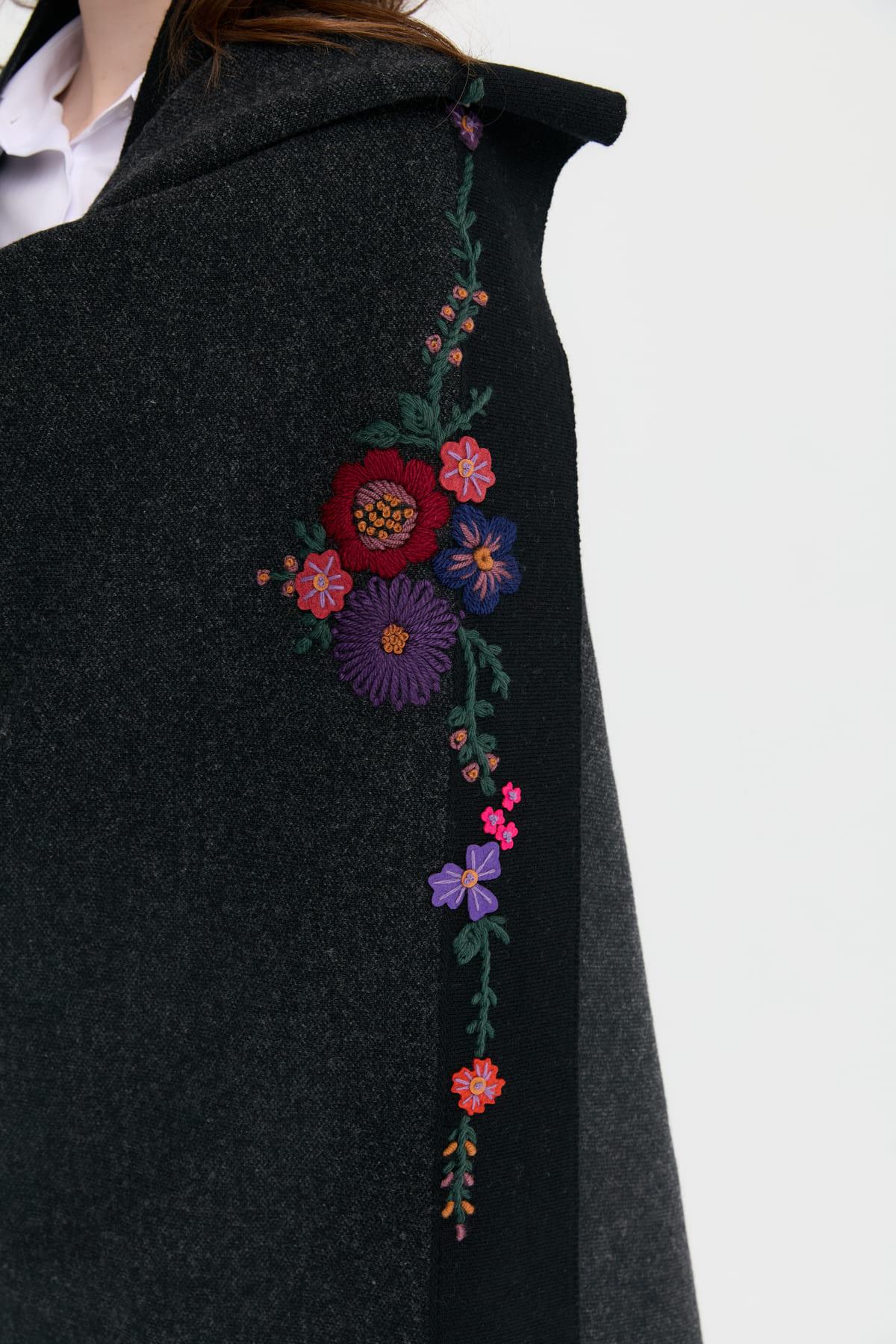 23054Kadın Kenarları Nakış İşlemeli Büyük Yün Şal Siyah