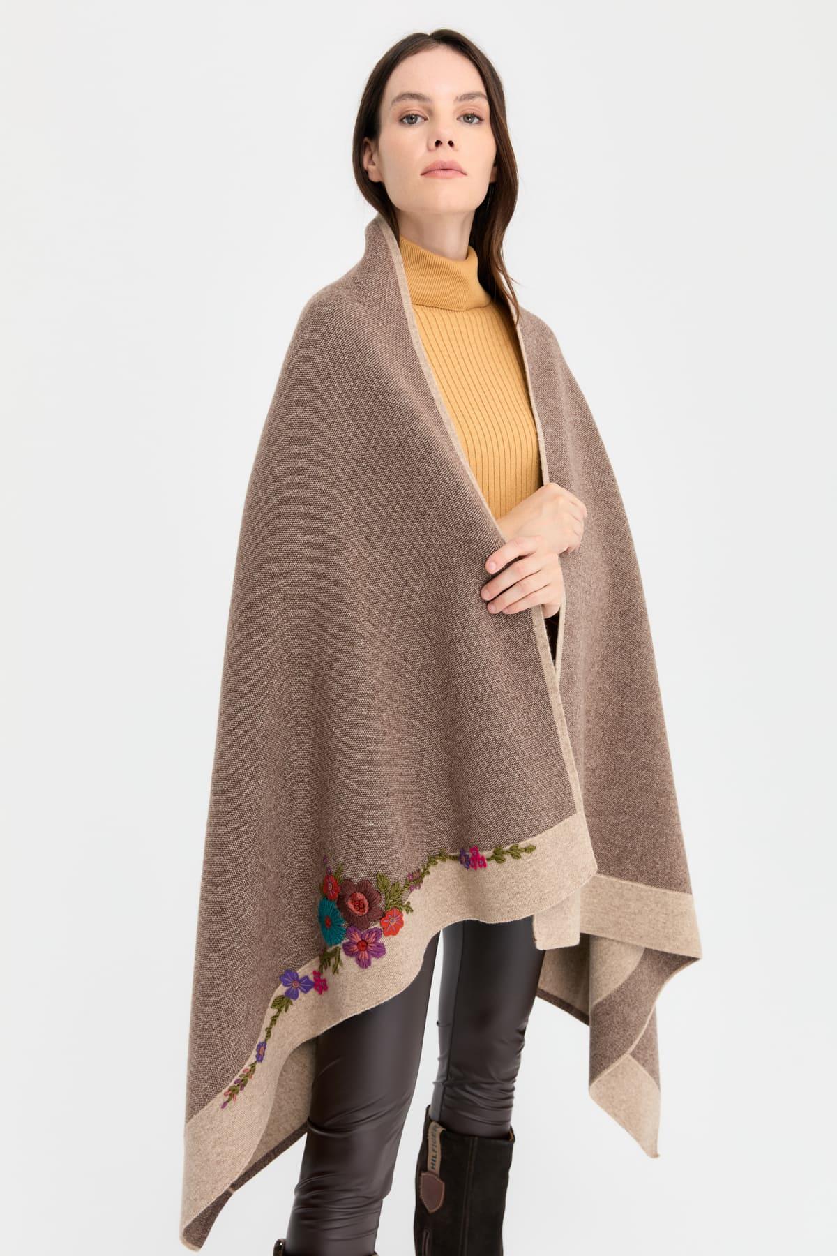 23054Kadın Kenarları Nakış İşlemeli Büyük Yün Şal K.Bej