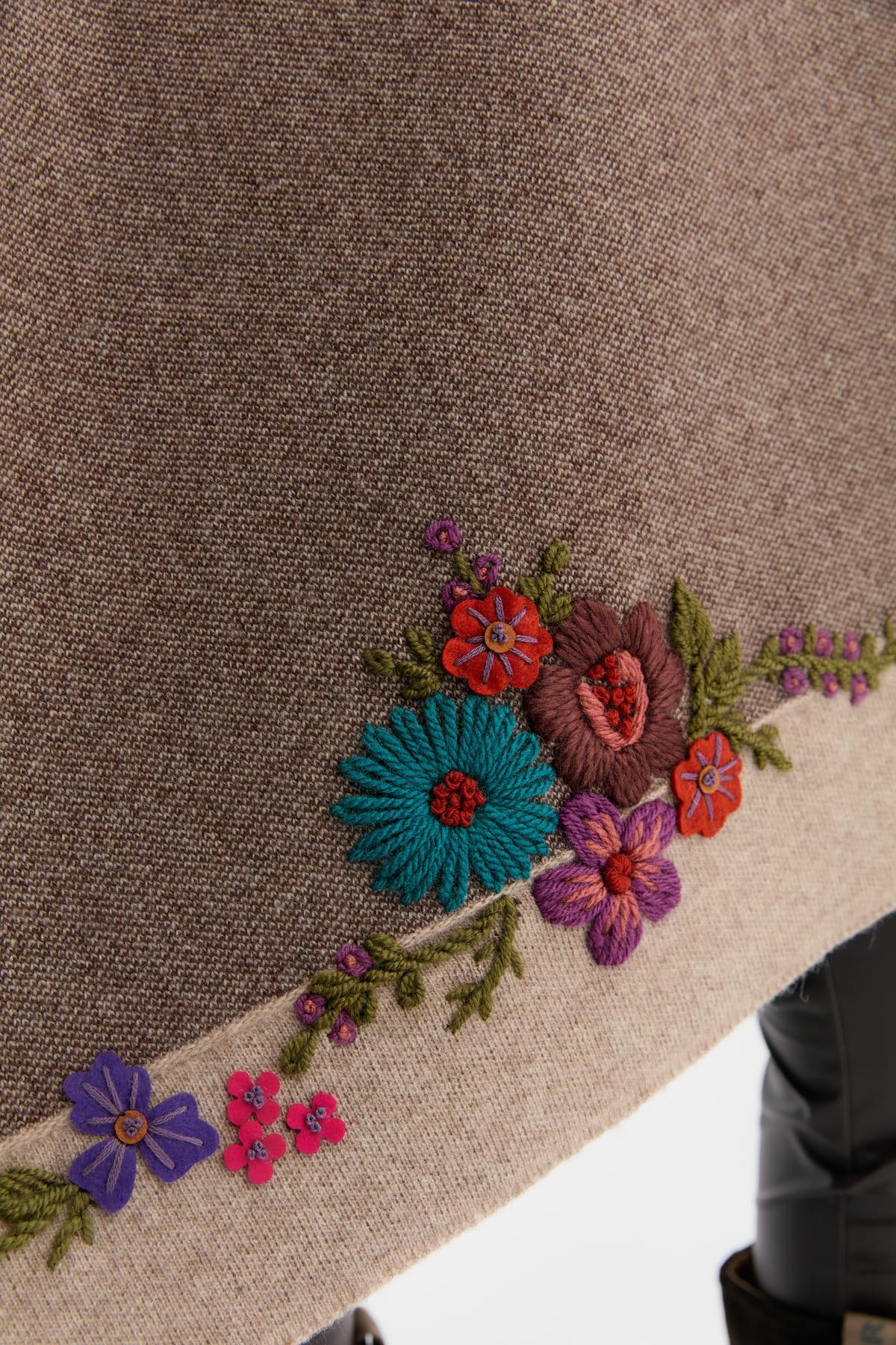 23054Kadın Kenarları Nakış İşlemeli Büyük Yün Şal K.Bej