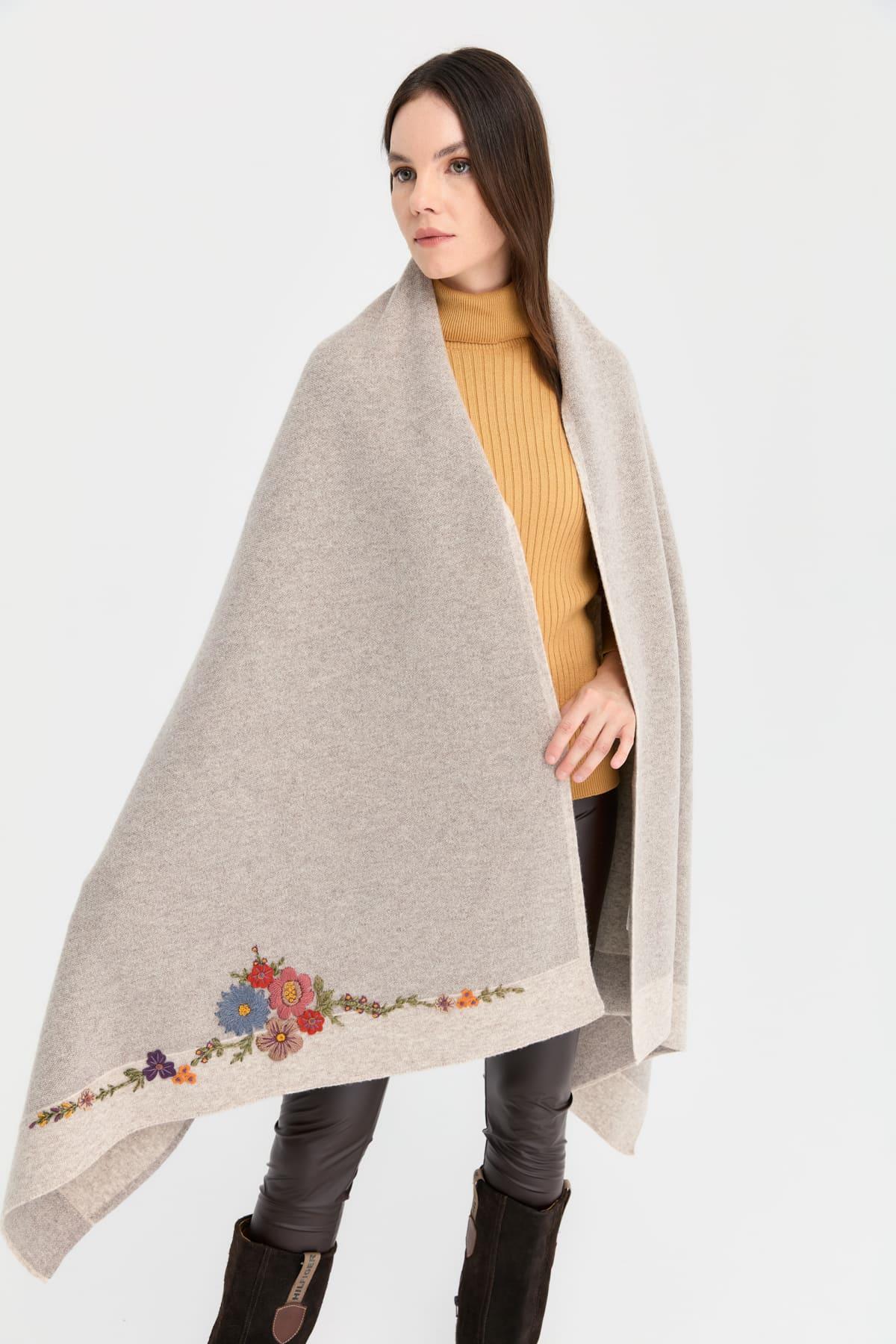 23054Kadın Kenarları Nakış İşlemeli Büyük Yün Şal V.Bej