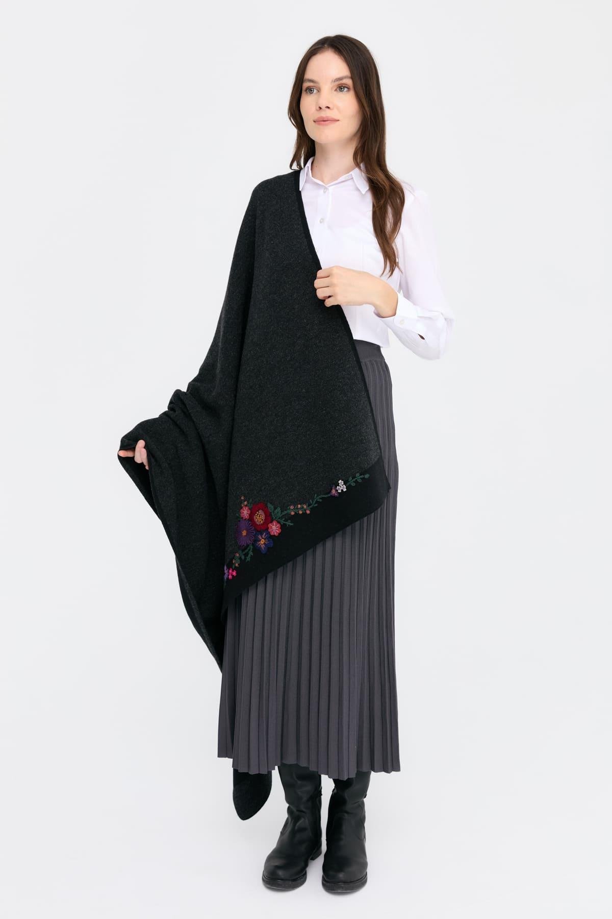 23054Kadın Kenarları Nakış İşlemeli Büyük Yün Şal Siyah