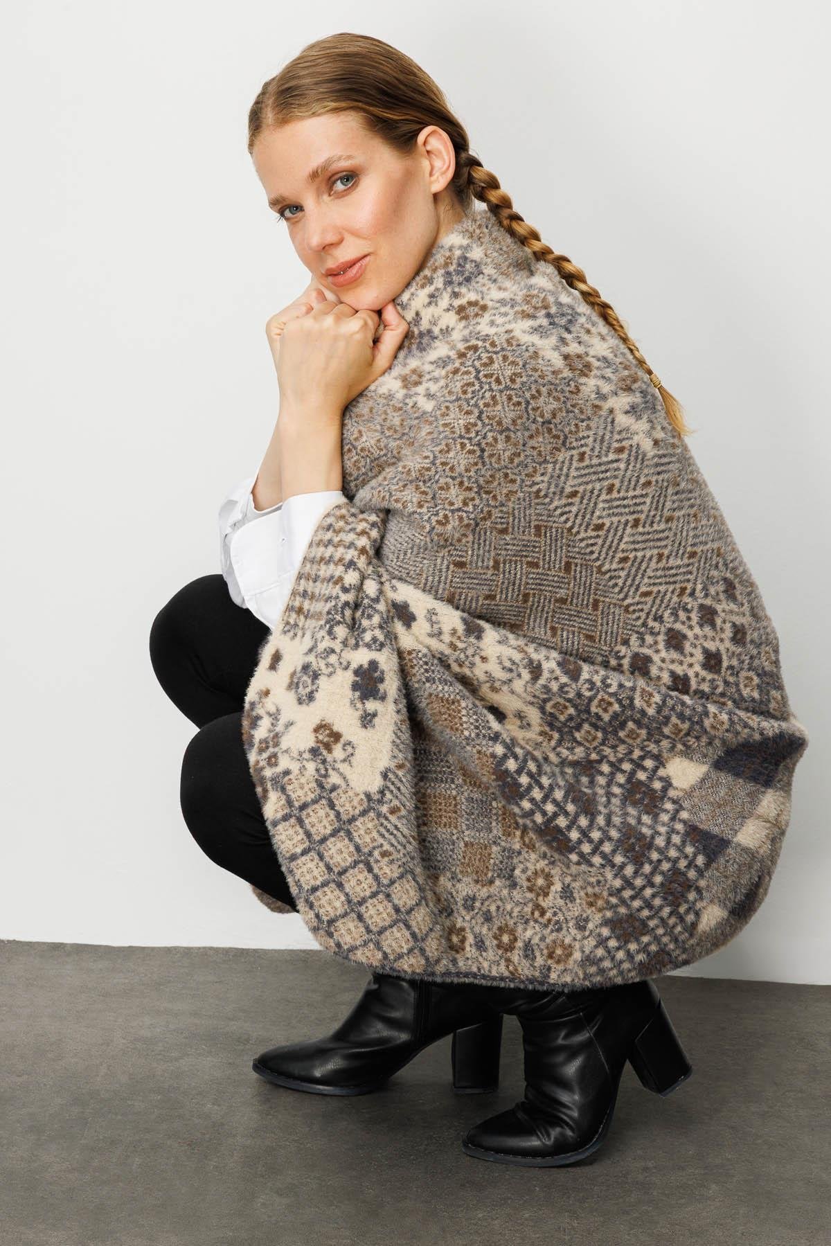 22261Kadın Kırk Yama Desenli Büyük Şal 12