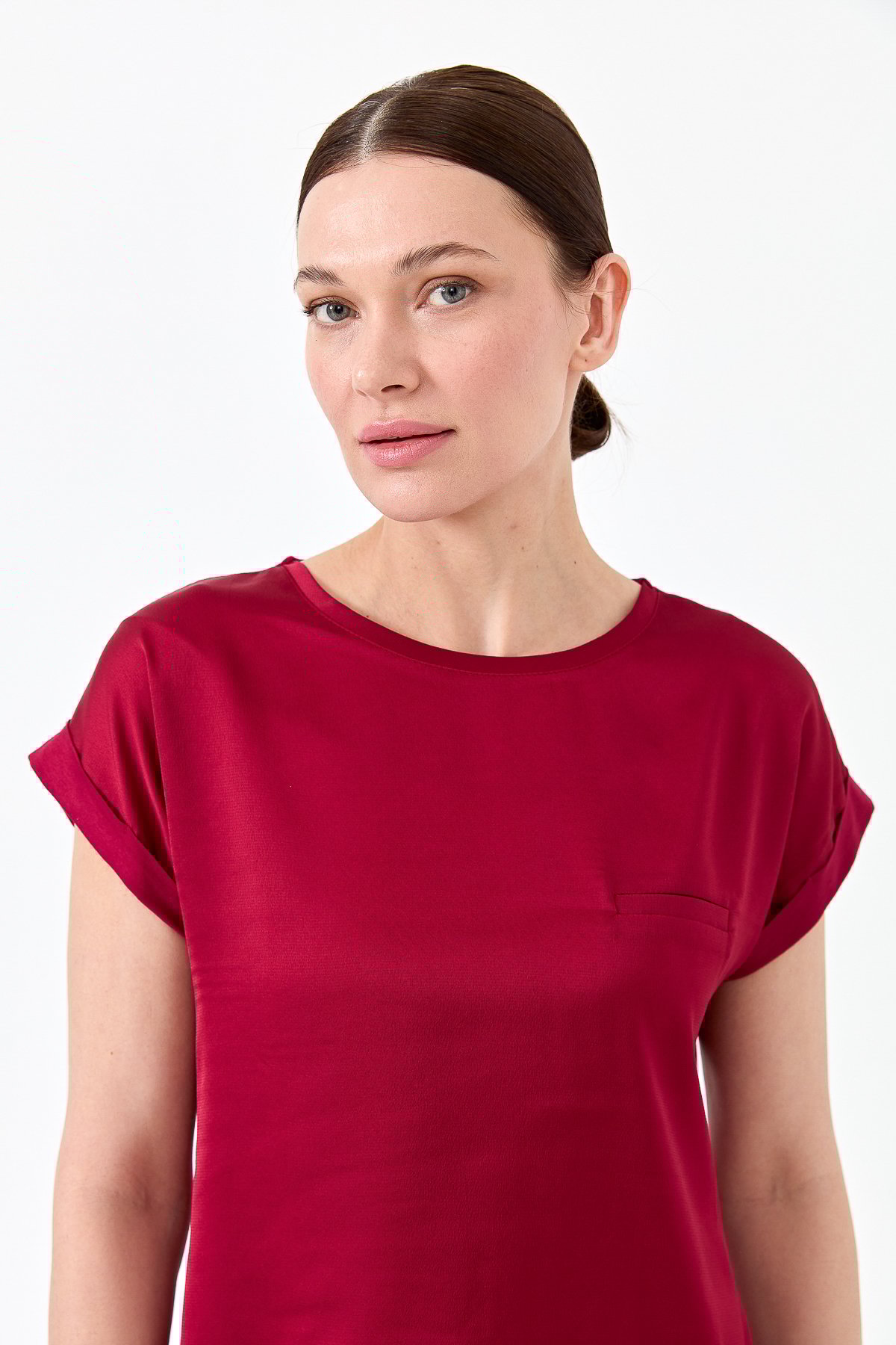 22707Kadın Kısa Kol Önü Saten Bluz Bordo