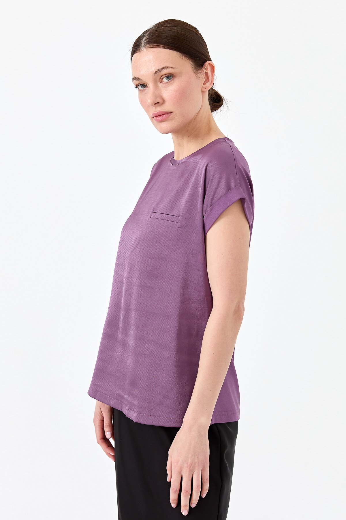 22707Kadın Kısa Kol Önü Saten Bluz Lavanta