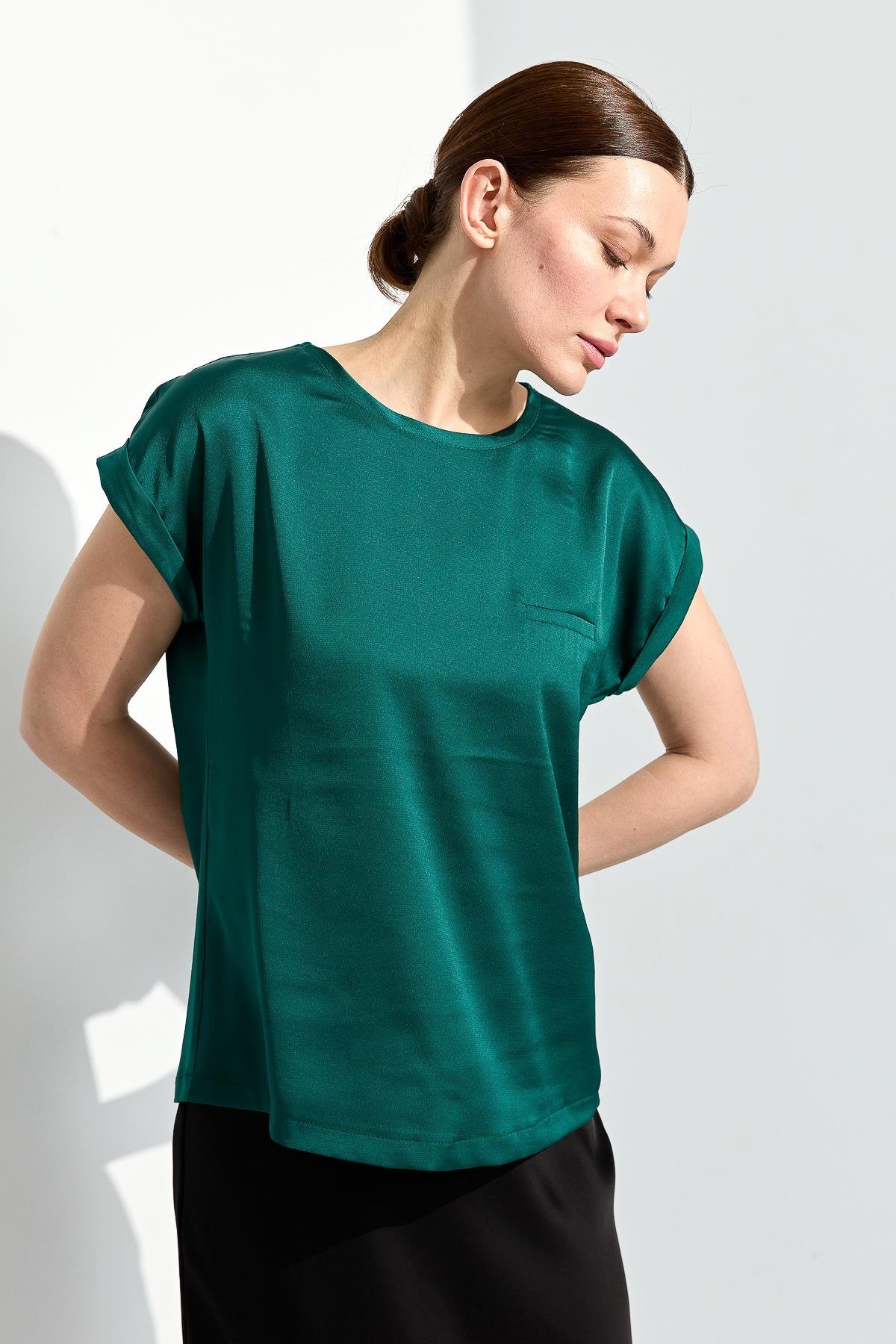 22707Kadın Kısa Kol Önü Saten Bluz Yeşil