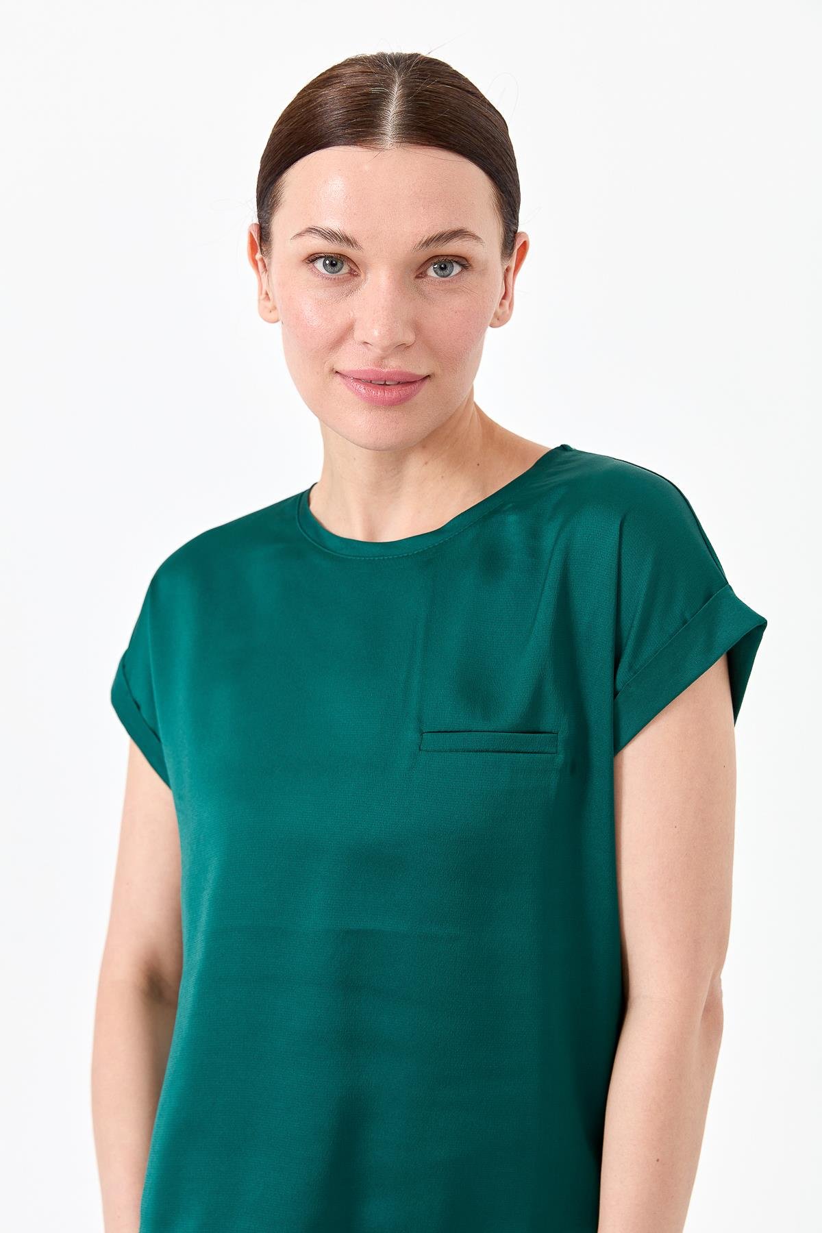 22707Kadın Kısa Kol Önü Saten Bluz Yeşil