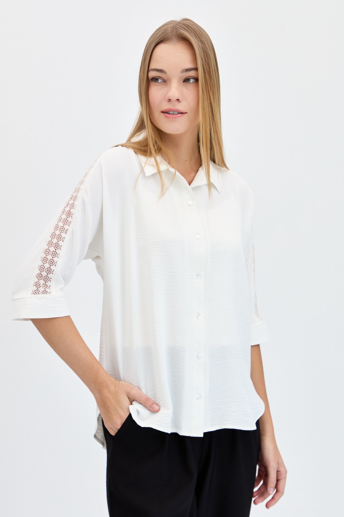 KMY24074Kadın Kolları Dantel Şeritli Maroken Gömlek Ekru
