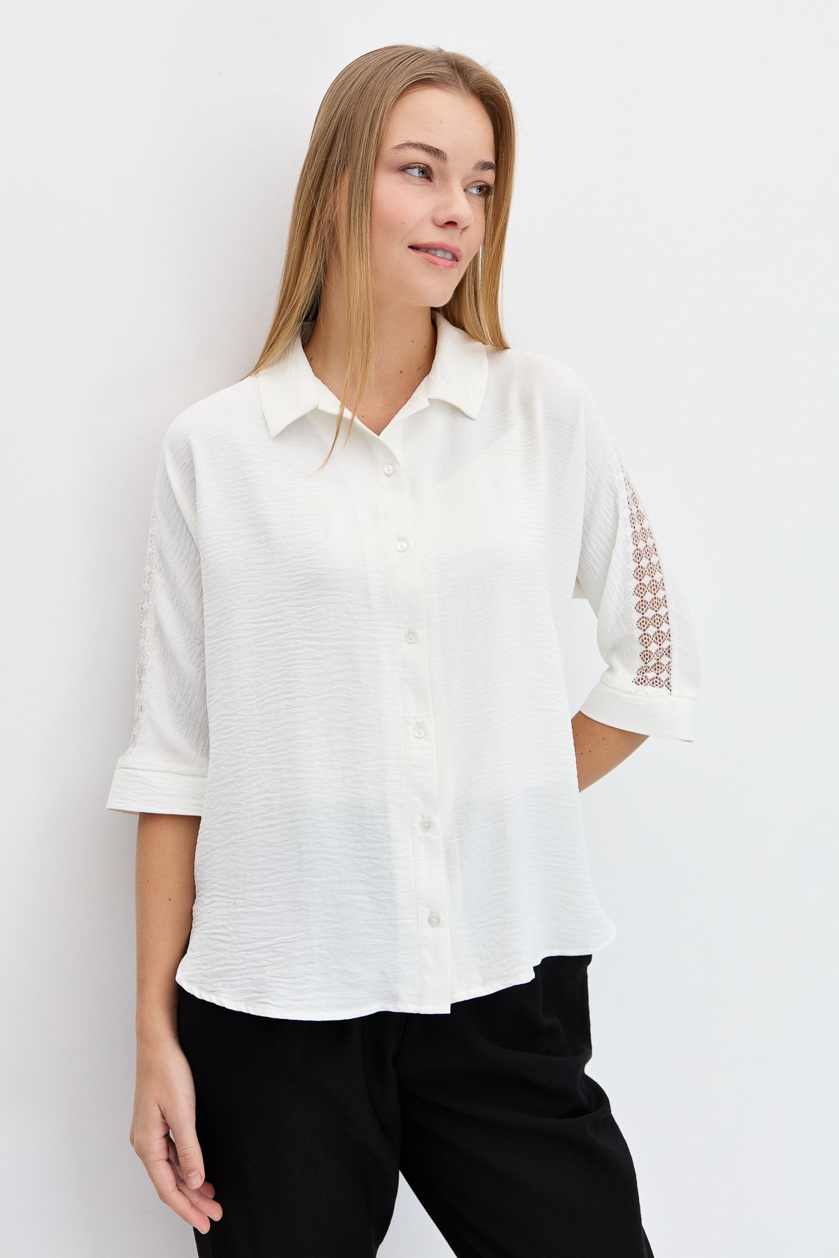 KMY24074Kadın Kolları Dantel Şeritli Maroken Gömlek Ekru
