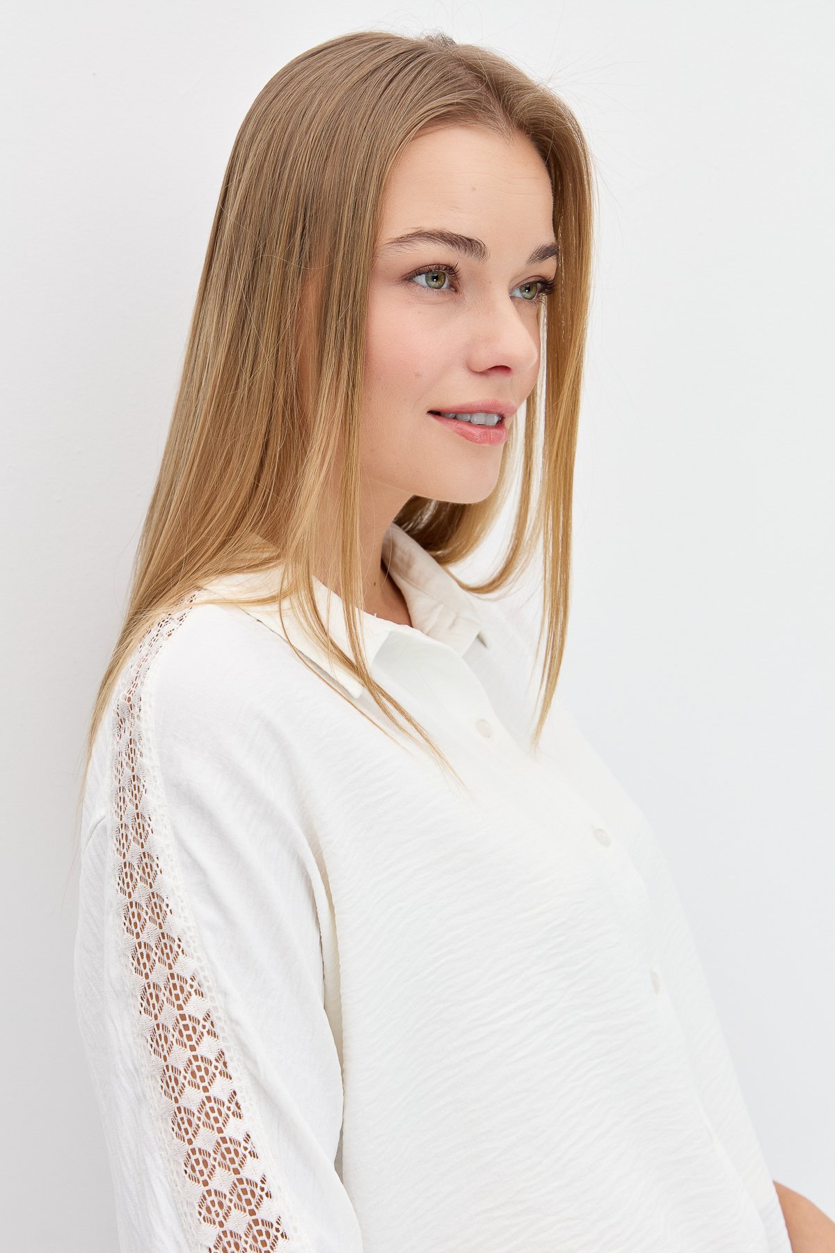 KMY24074Kadın Kolları Dantel Şeritli Maroken Gömlek Ekru
