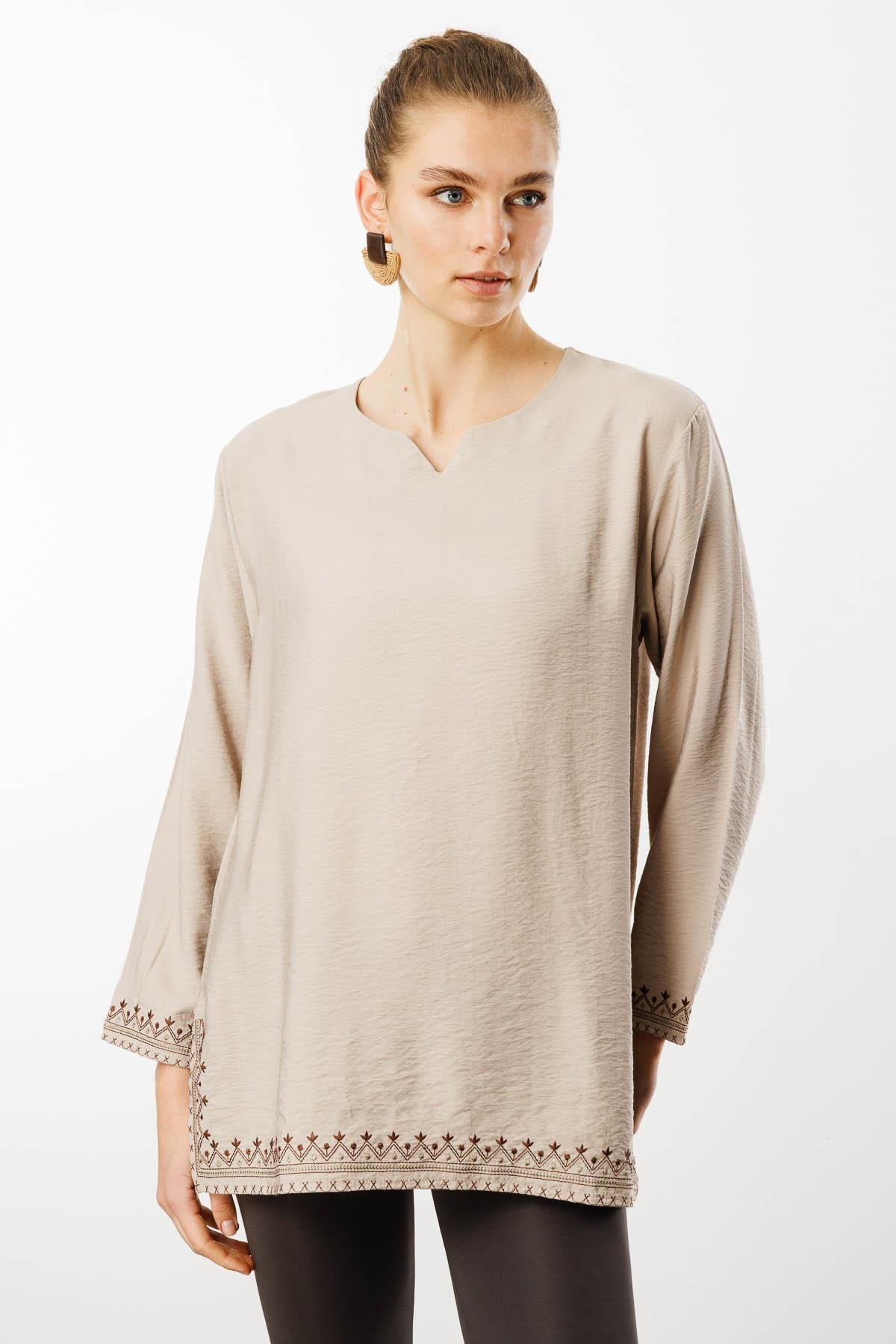 25775Kadın Kolu ve Eteği Yırtmaçlı Eteği Nakışlı Bluz Bej