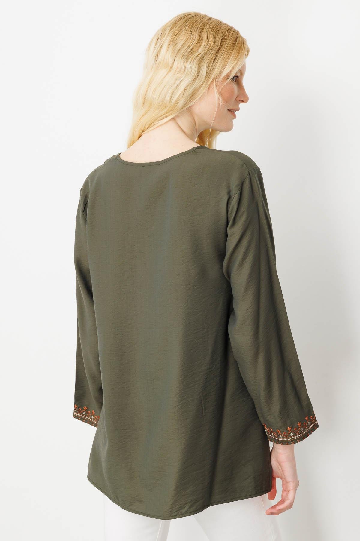 25775Kadın Kolu ve Eteği Yırtmaçlı Eteği Nakışlı Bluz Haki