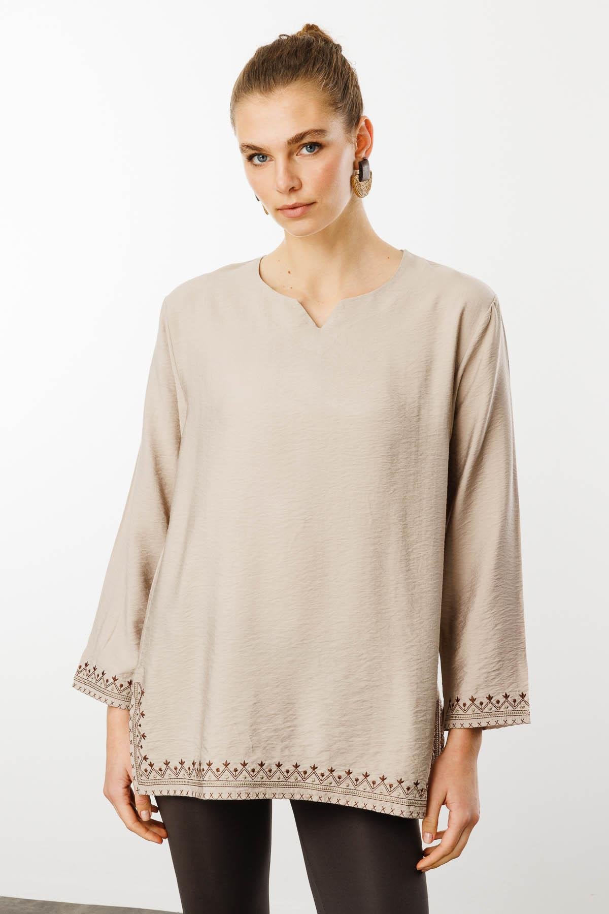 25775Kadın Kolu ve Eteği Yırtmaçlı Eteği Nakışlı Bluz Bej