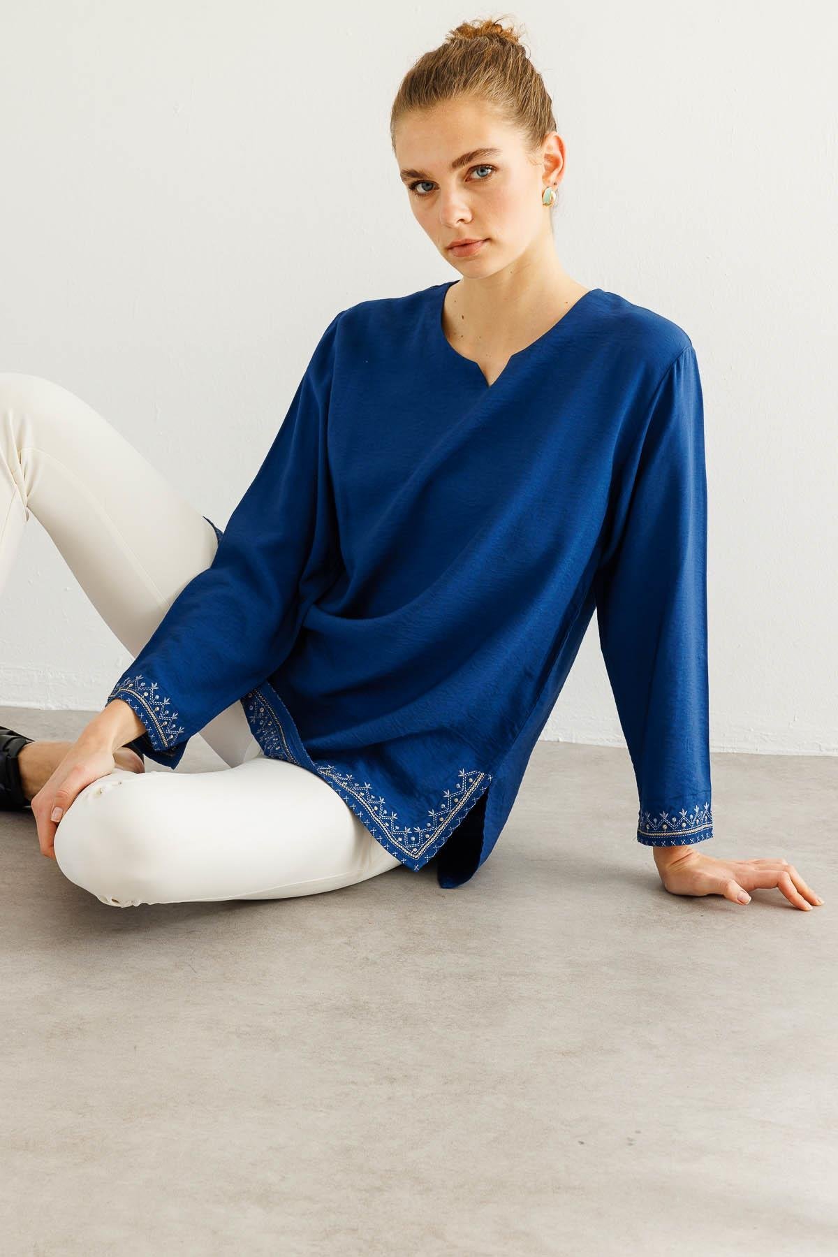 25775Kadın Kolu ve Eteği Yırtmaçlı Eteği Nakışlı Bluz İndigo