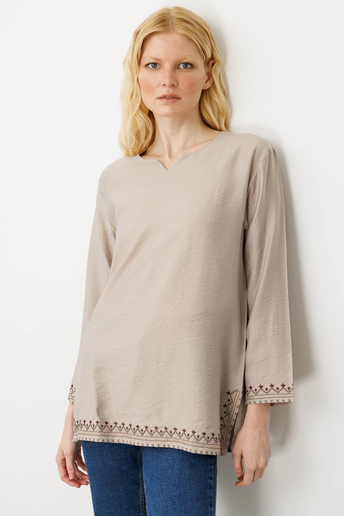 25775Kadın Kolu ve Eteği Yırtmaçlı Eteği Nakışlı Bluz Bej