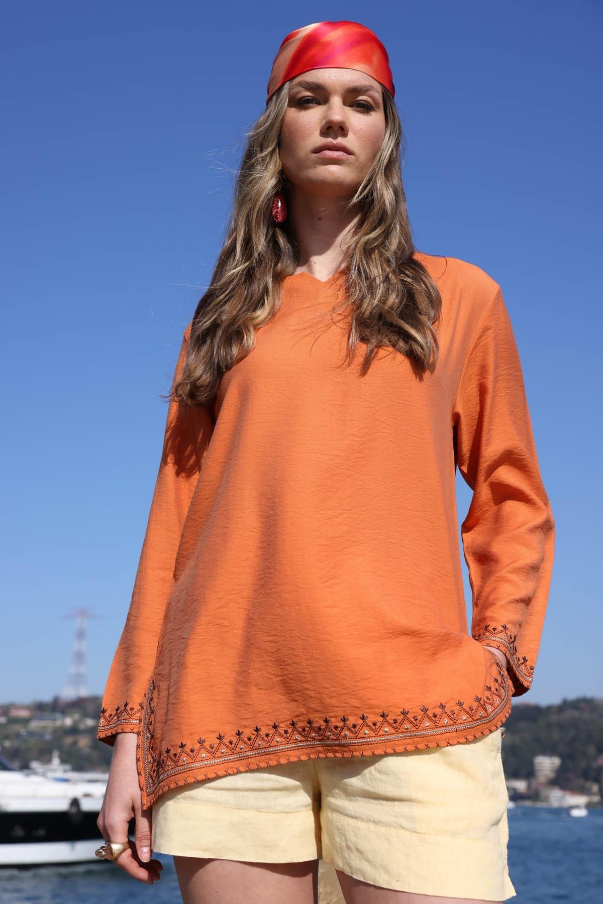 25775Kadın Kolu ve Eteği Yırtmaçlı Eteği Nakışlı Bluz Turuncu