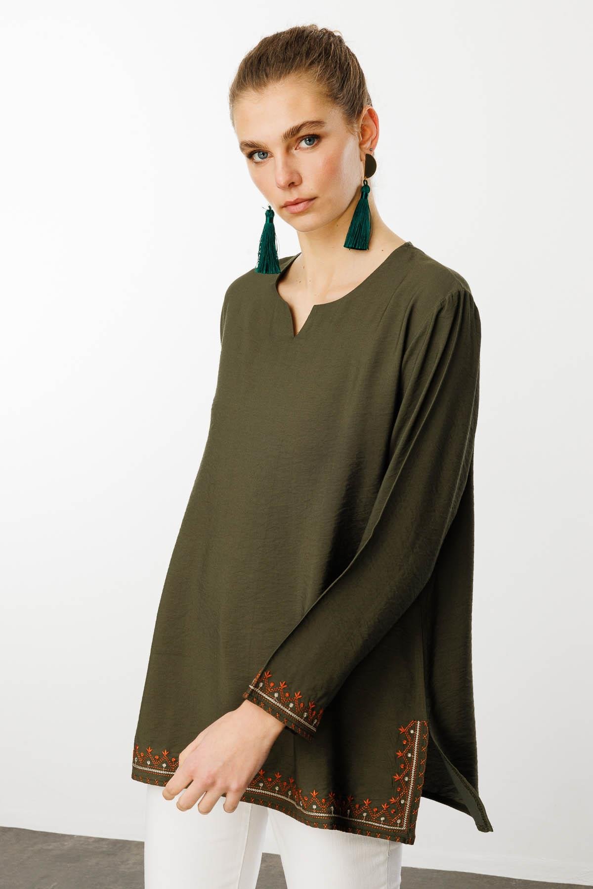 25775Kadın Kolu ve Eteği Yırtmaçlı Eteği Nakışlı Bluz Haki