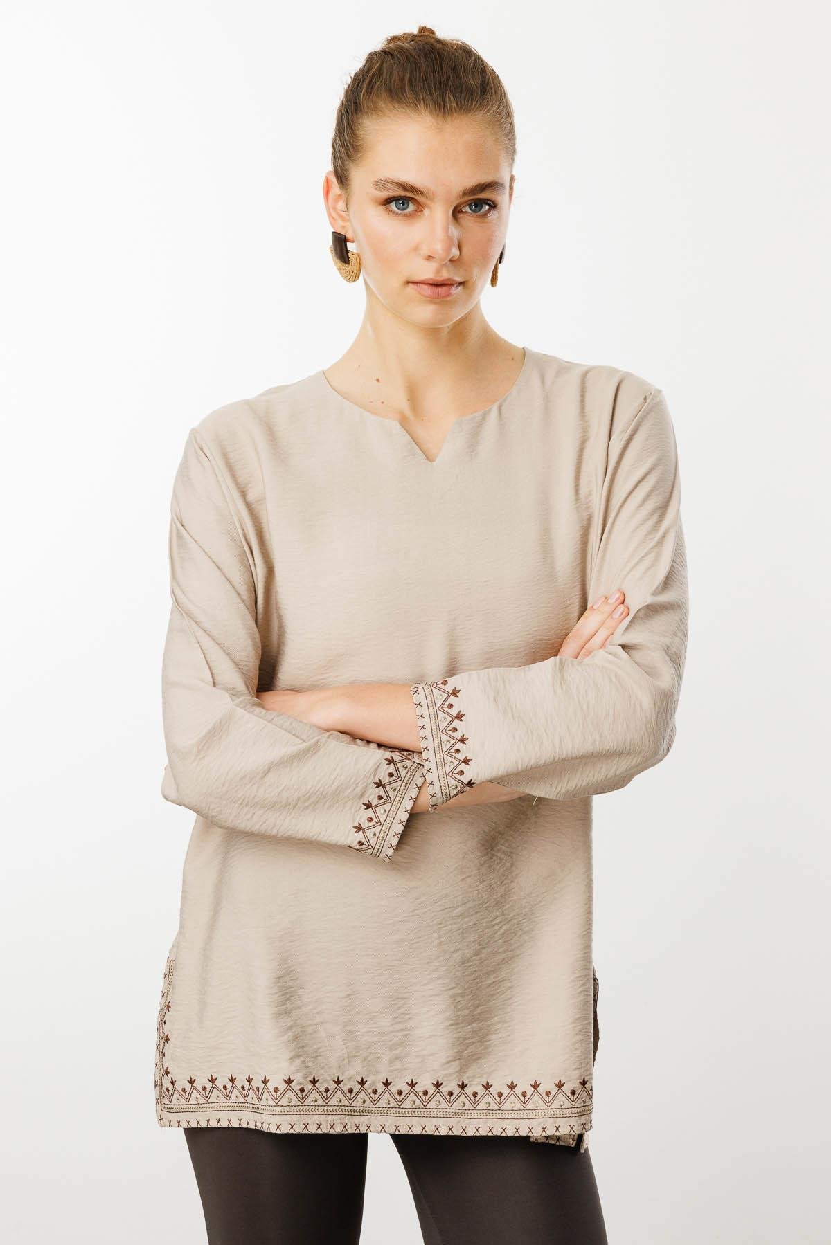 25775Kadın Kolu ve Eteği Yırtmaçlı Eteği Nakışlı Bluz Bej