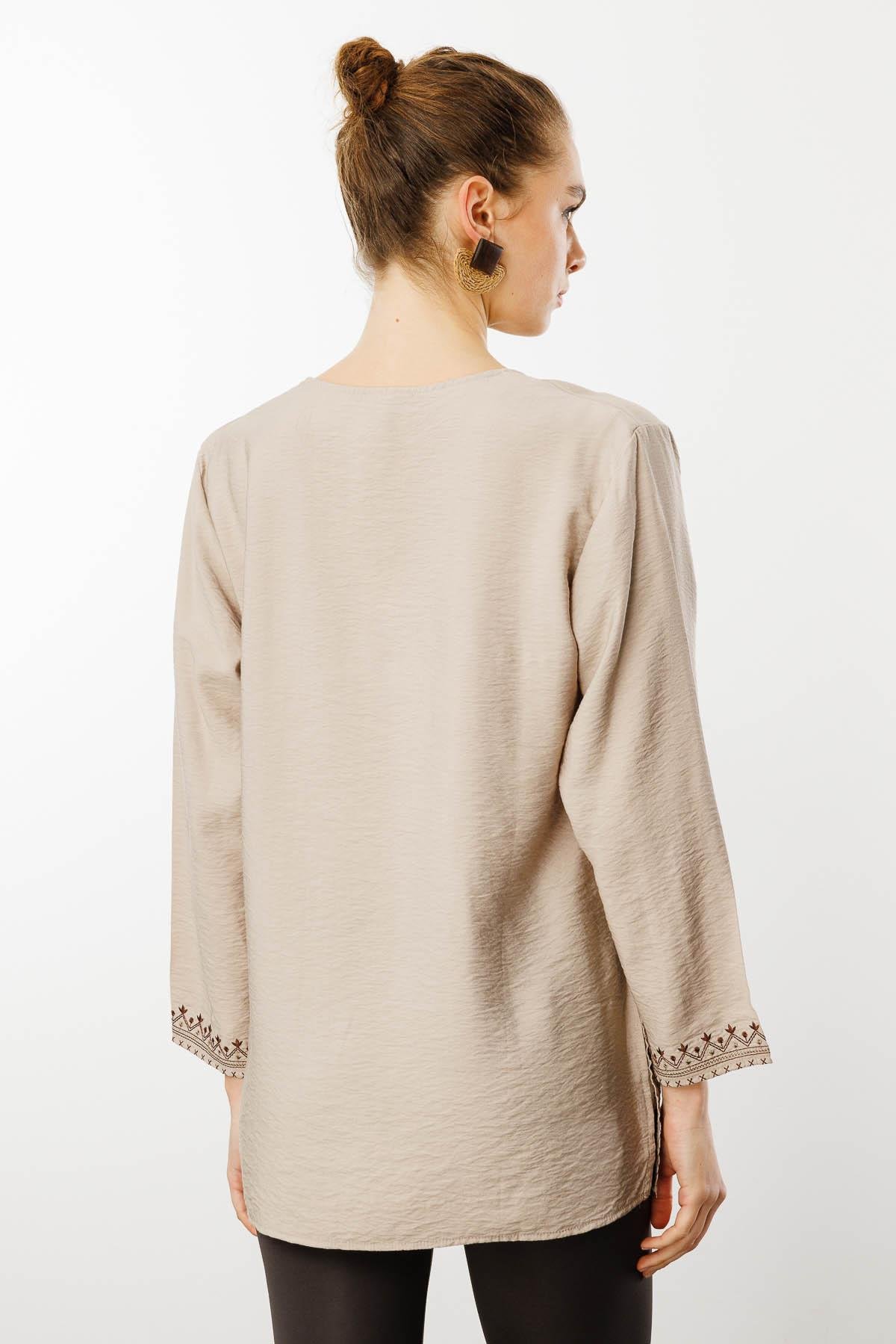 25775Kadın Kolu ve Eteği Yırtmaçlı Eteği Nakışlı Bluz Bej