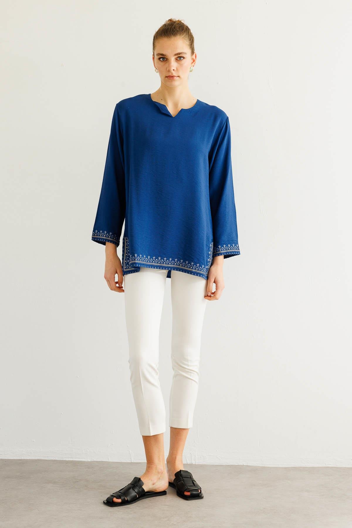 25775Kadın Kolu ve Eteği Yırtmaçlı Eteği Nakışlı Bluz İndigo