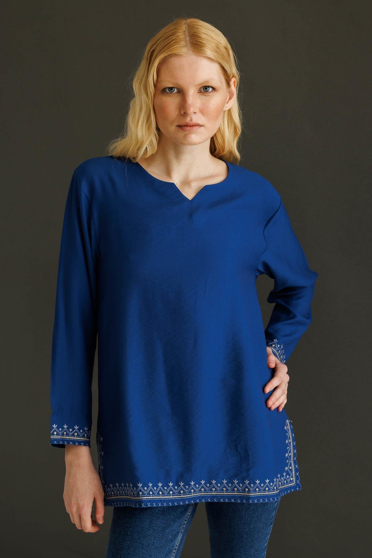 25775Kadın Kolu ve Eteği Yırtmaçlı Eteği Nakışlı Bluz İndigo