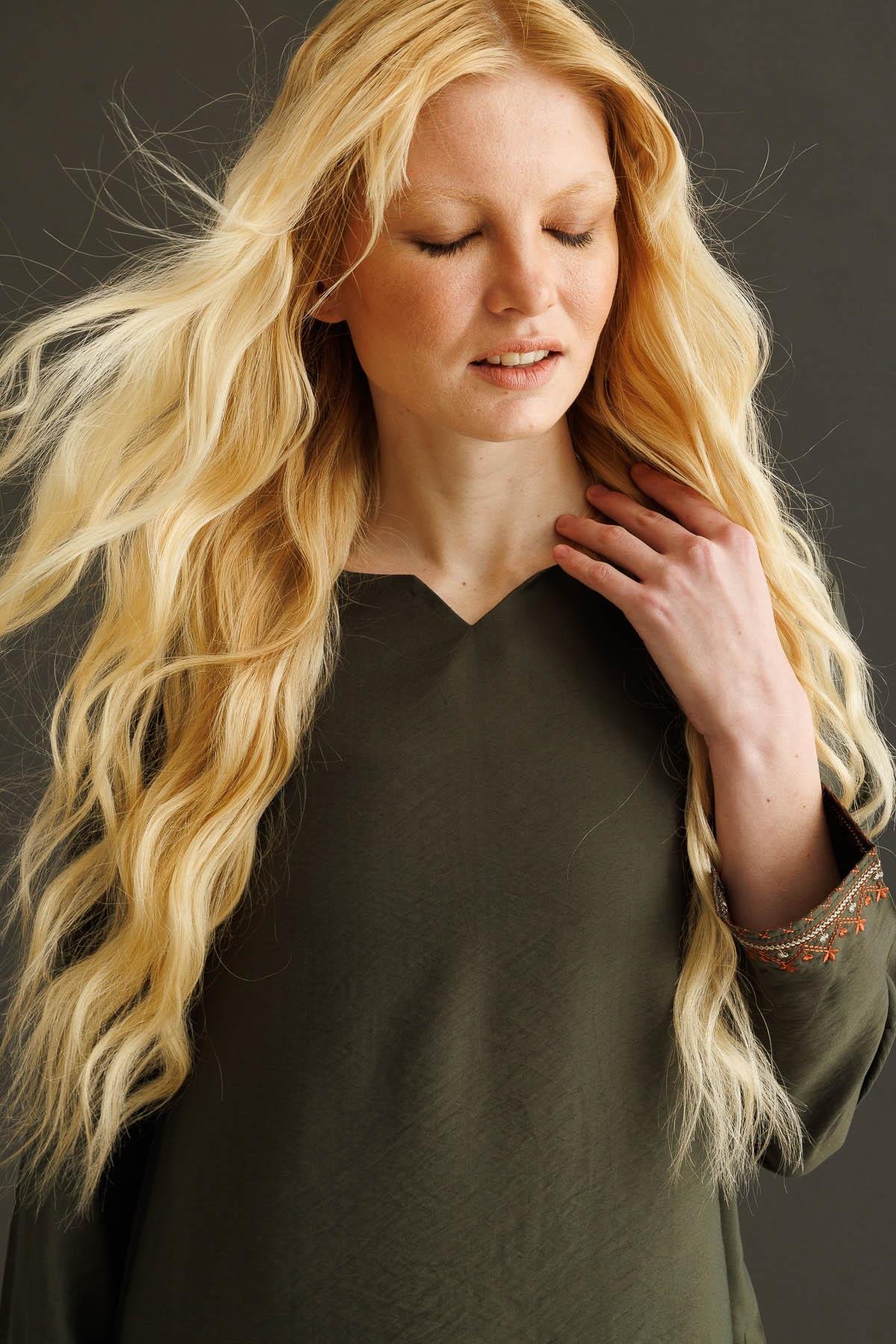 25775Kadın Kolu ve Eteği Yırtmaçlı Eteği Nakışlı Bluz Haki