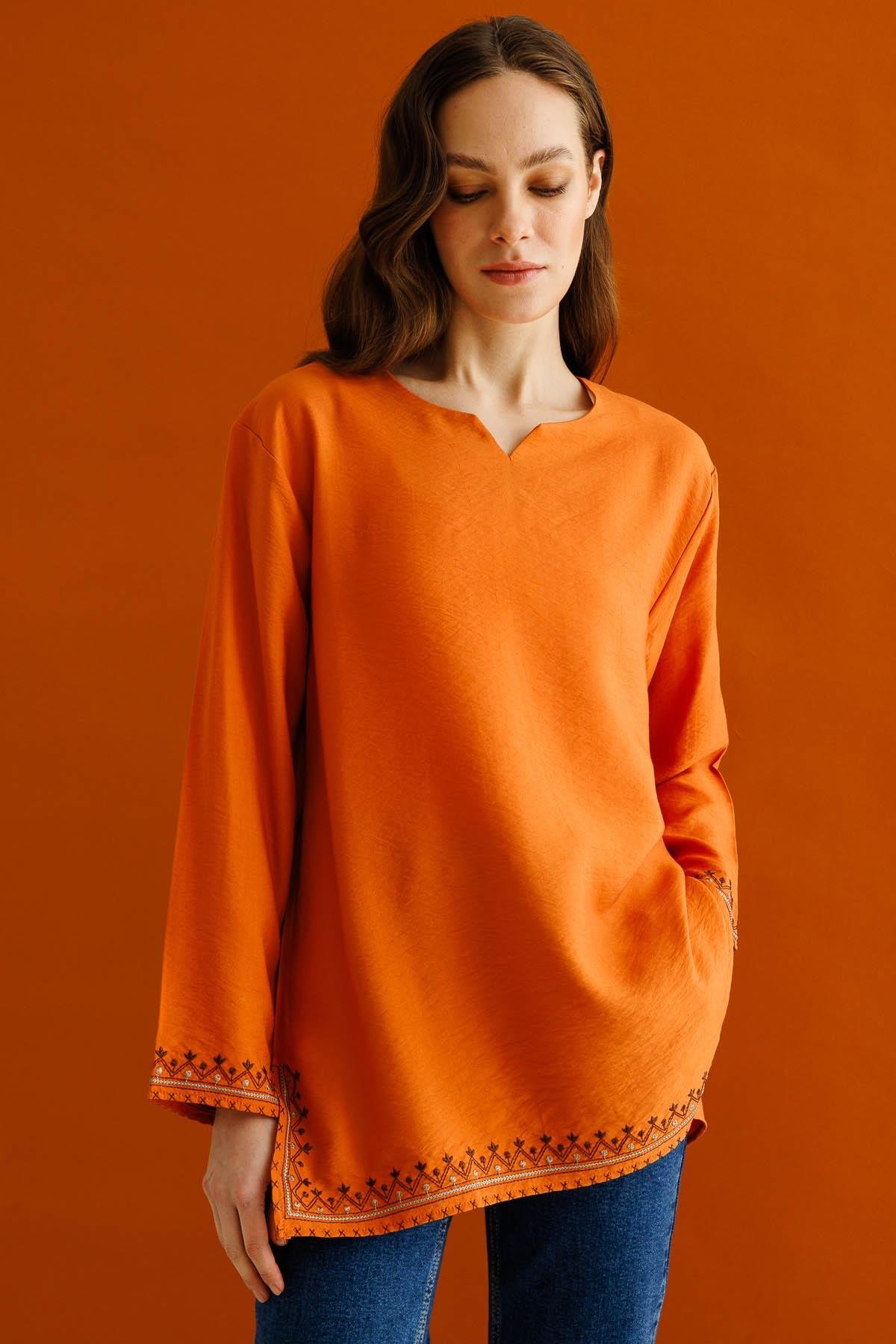 25775Kadın Kolu ve Eteği Yırtmaçlı Eteği Nakışlı Bluz Turuncu