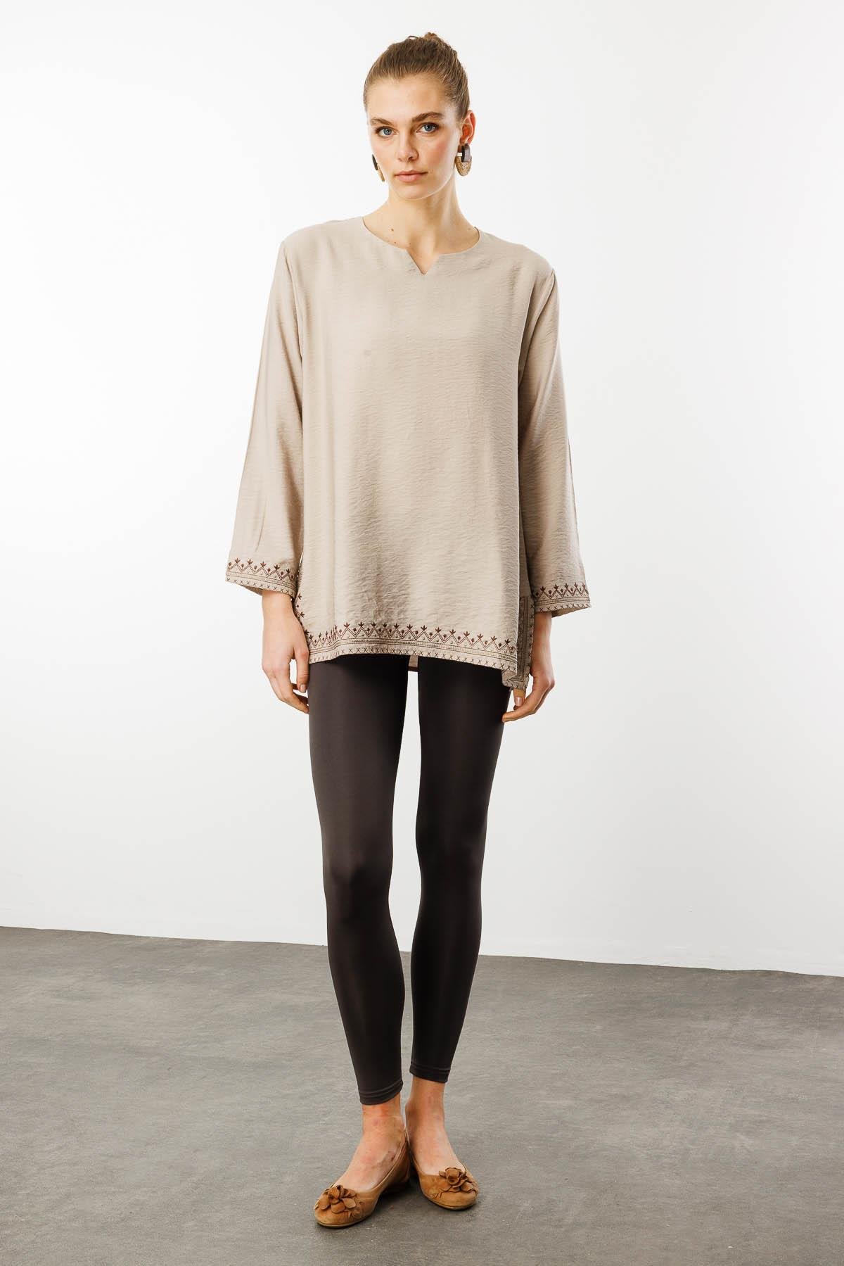 25775Kadın Kolu ve Eteği Yırtmaçlı Eteği Nakışlı Bluz Bej