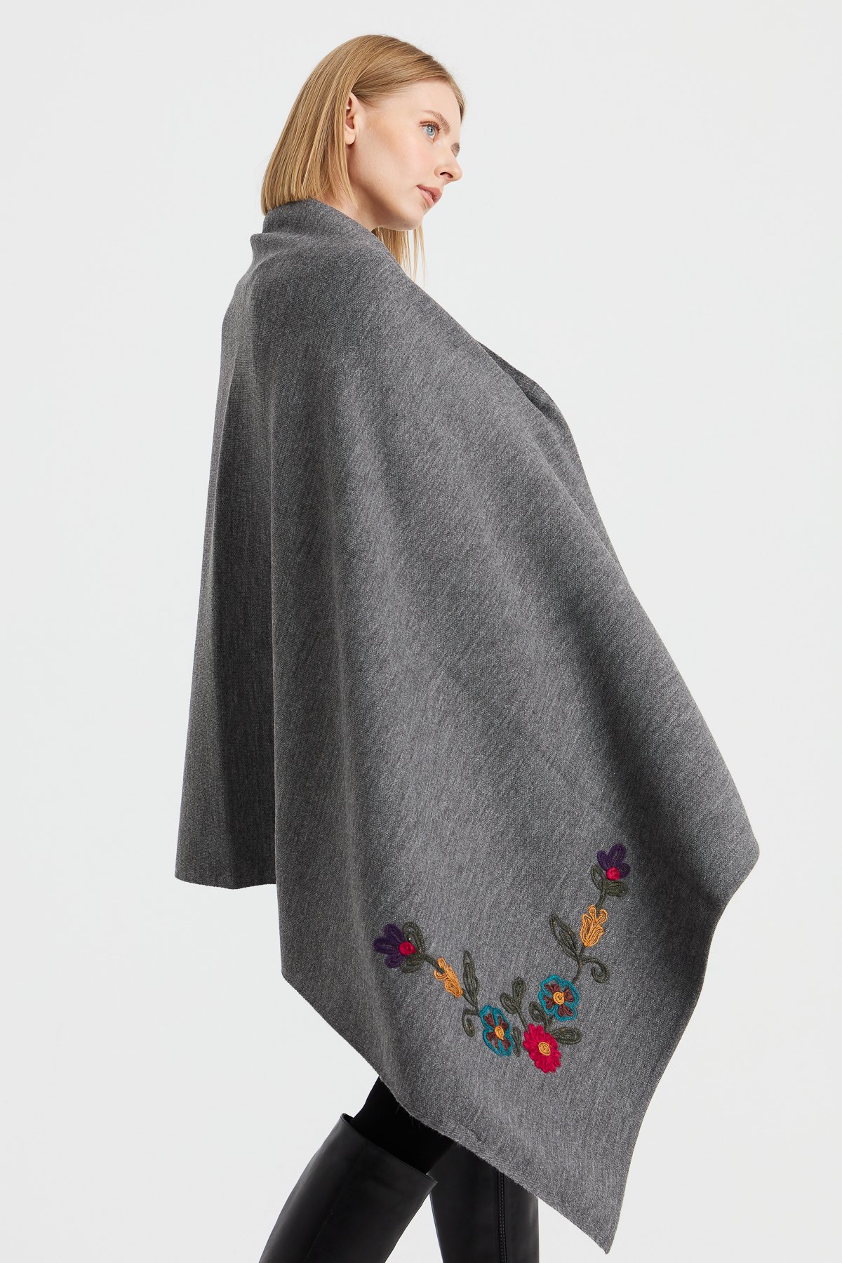 23022Kadın Köşeleri Nakış İşlemeli Şal Gri Melanj