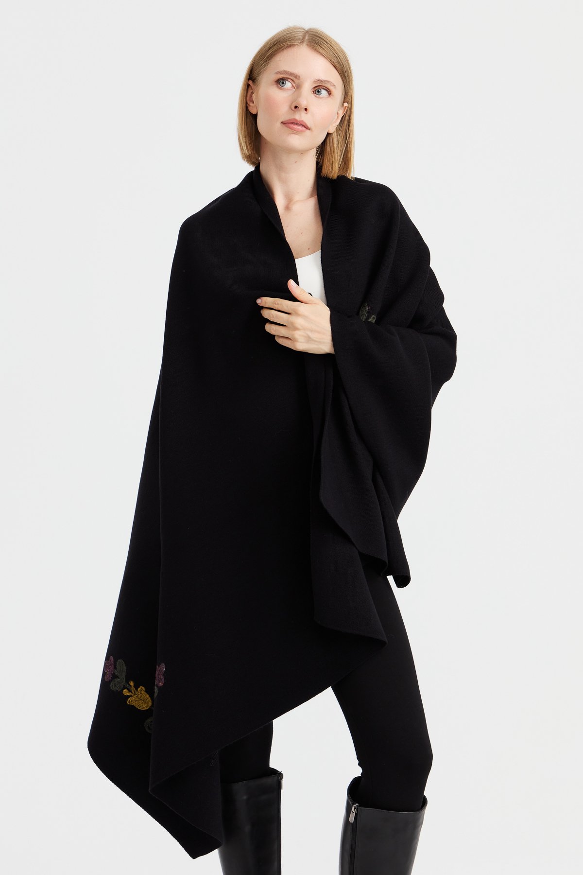 23022Kadın Köşeleri Nakış İşlemeli Şal Siyah