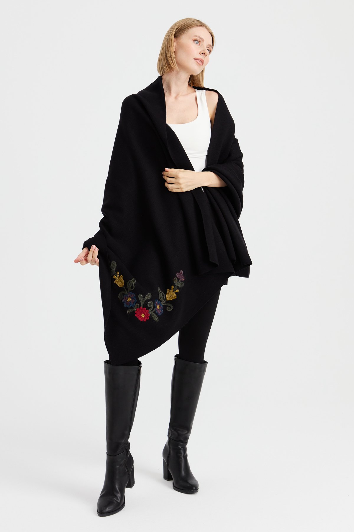 23022Kadın Köşeleri Nakış İşlemeli Şal Siyah